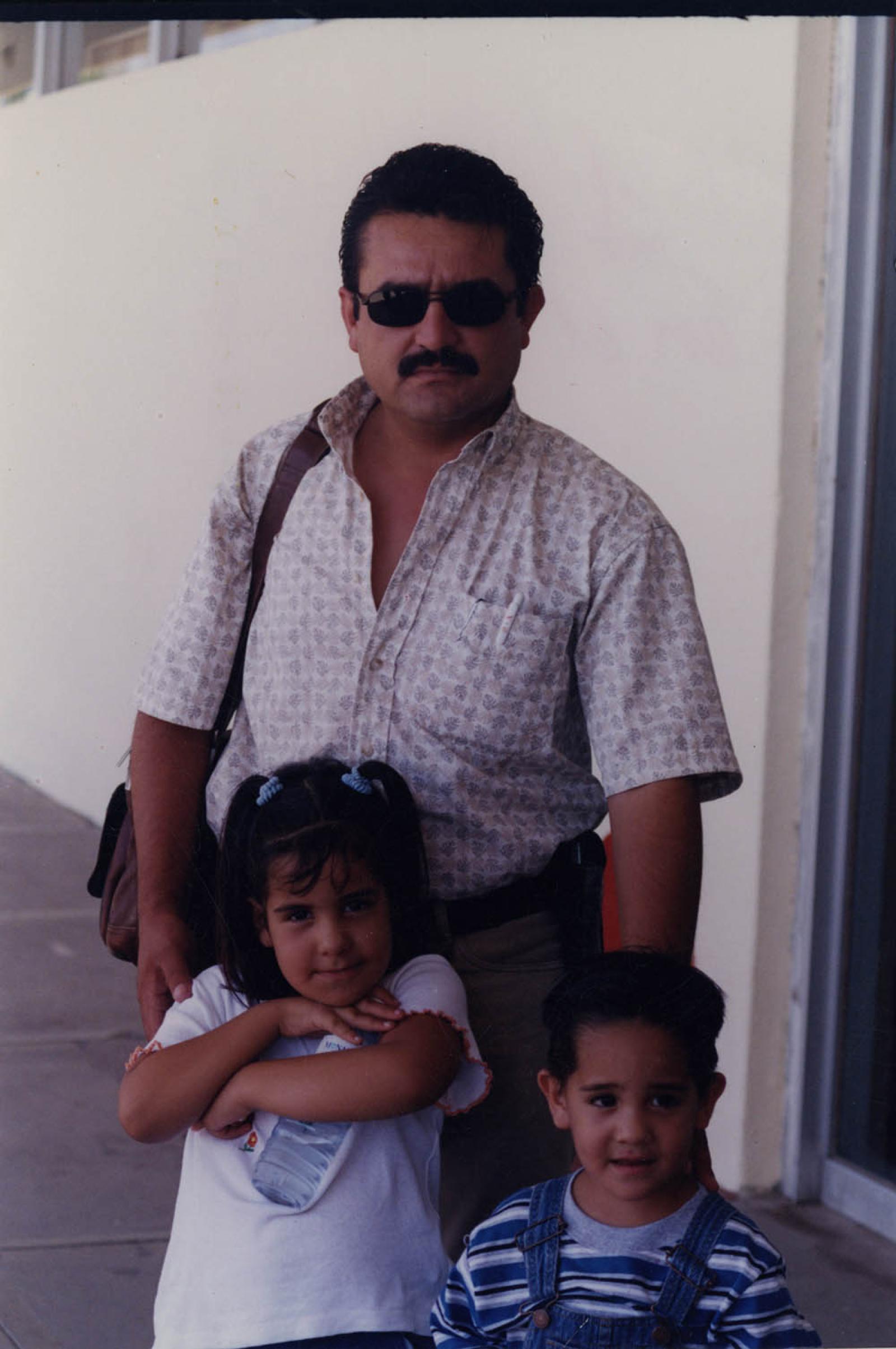 Hombre y niños, retrato.