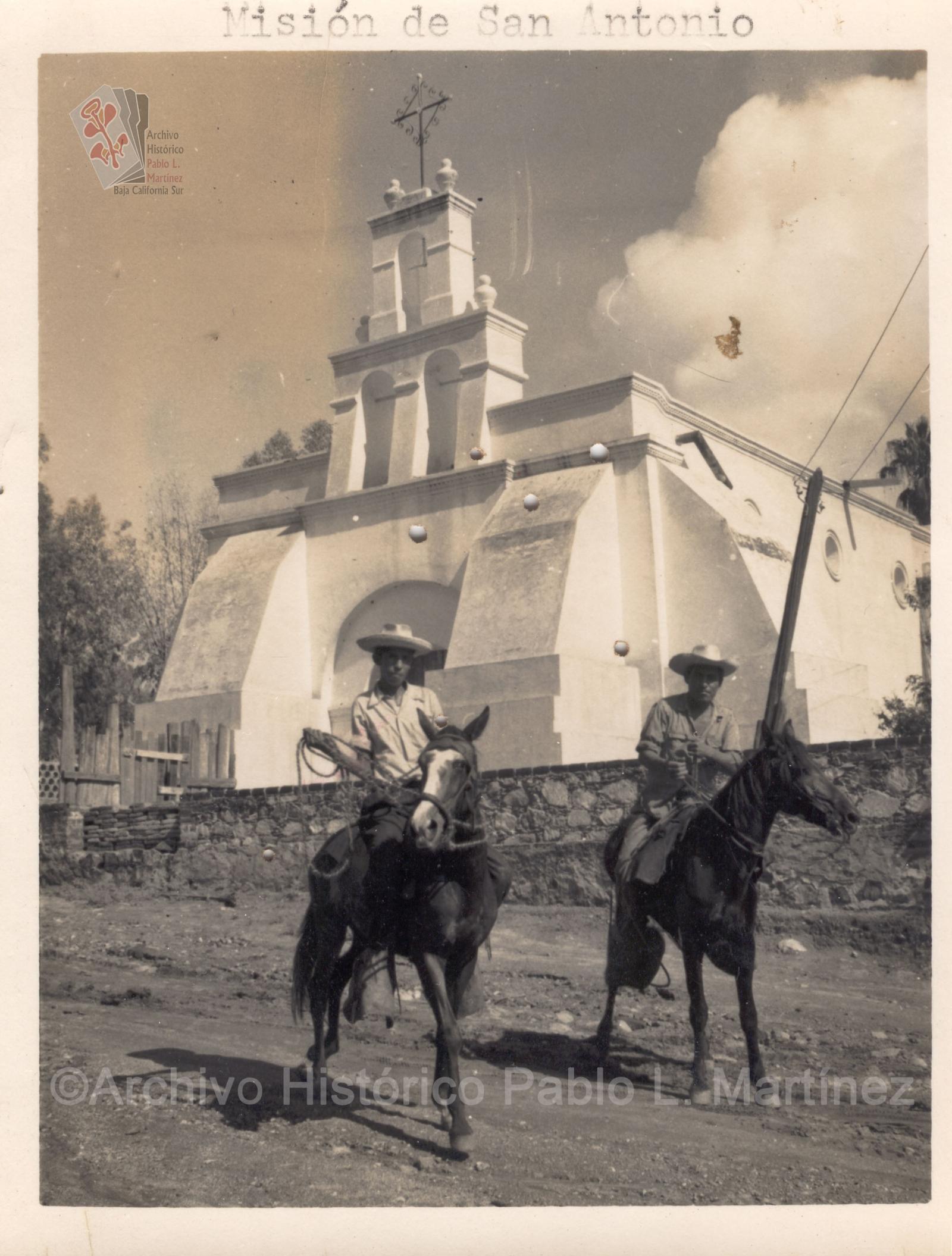 Hombres a caballo frente al templo de San Antonio de Padua, patrón del entonces poblado de San Antonio, Baja California.