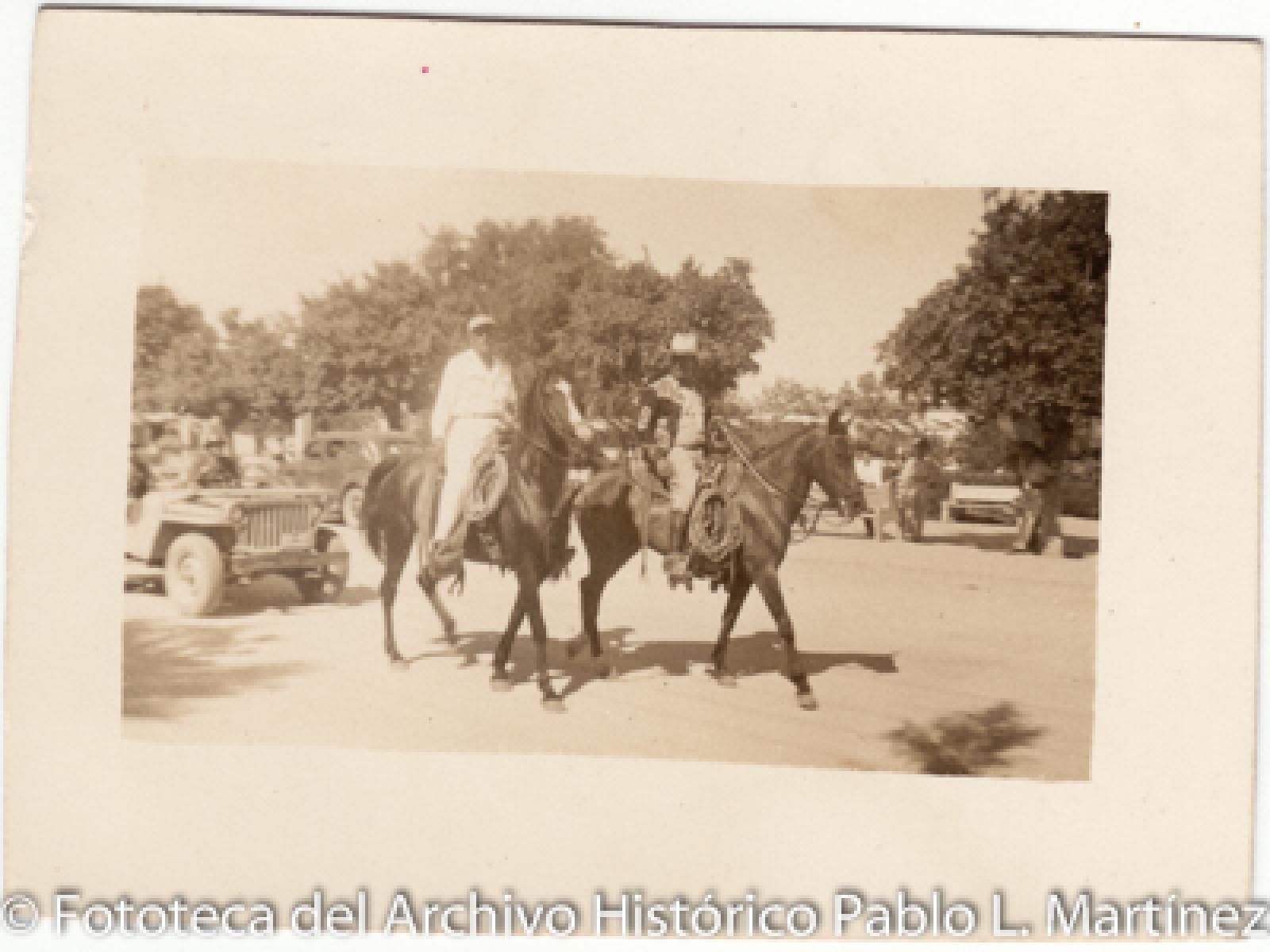 Hombres a caballo.