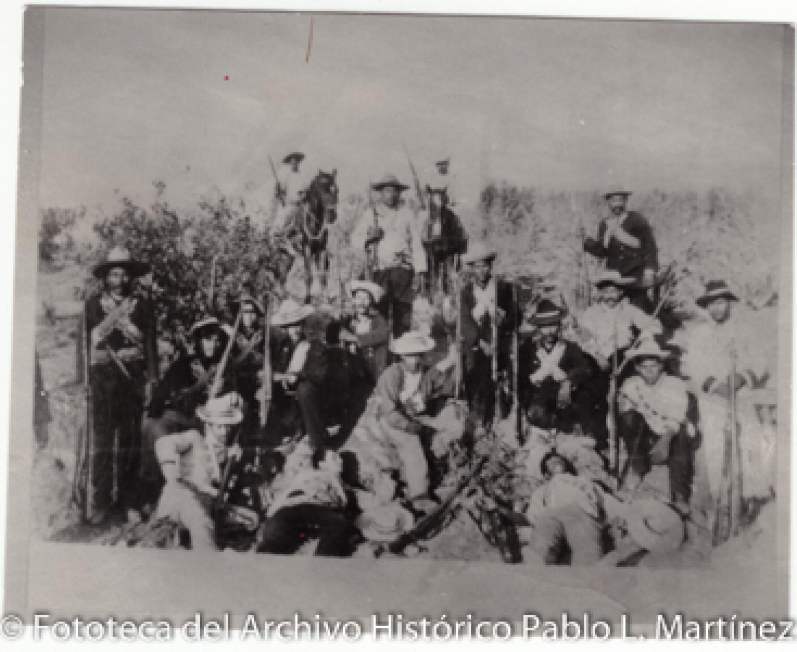 Hombres con armas, retrato de grupo.