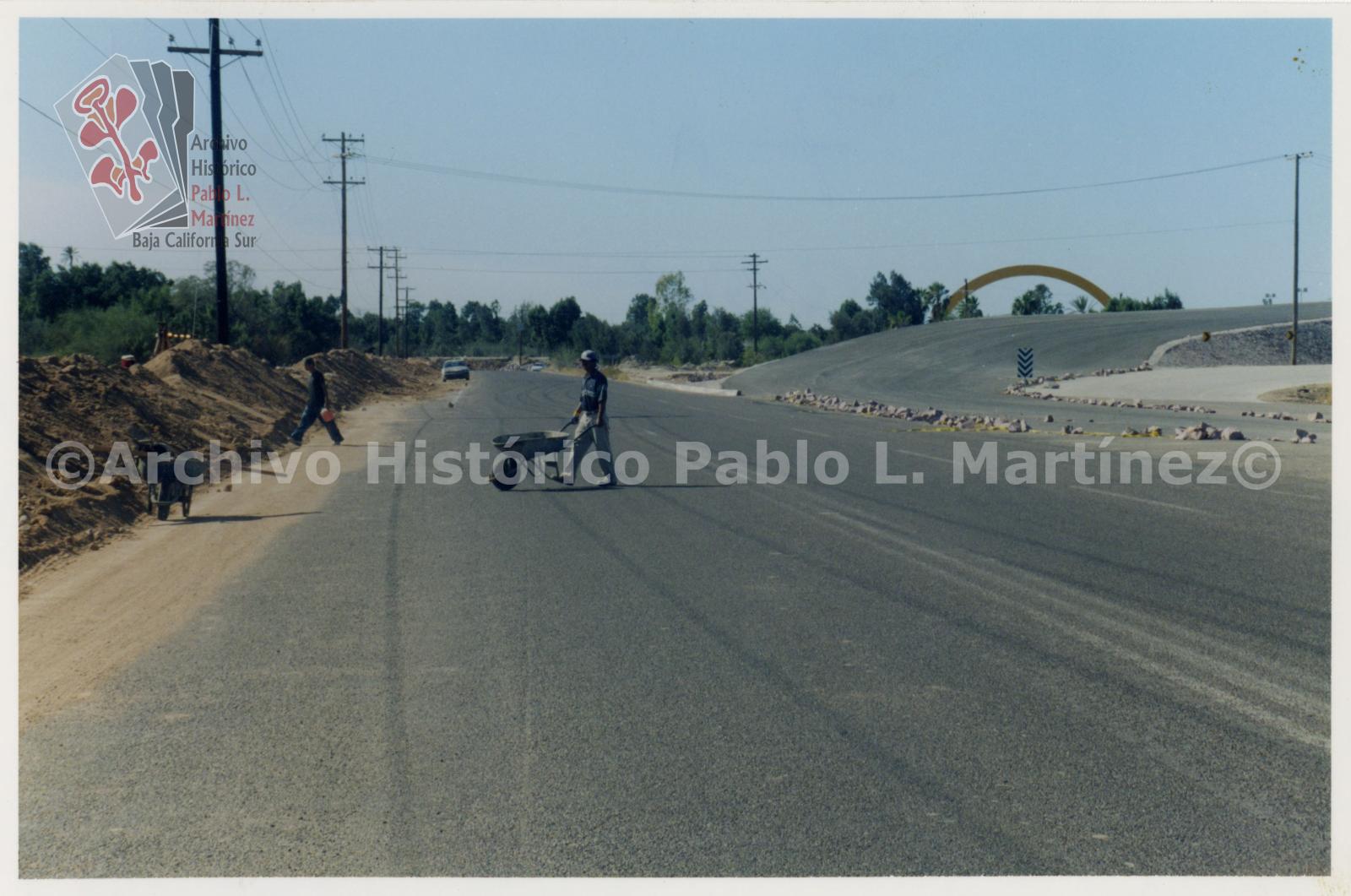 Hombres con carretillas en obra pública sobre tramo de la carretera Transpeninsular al Norte, La Paz, Baja California Sur. .