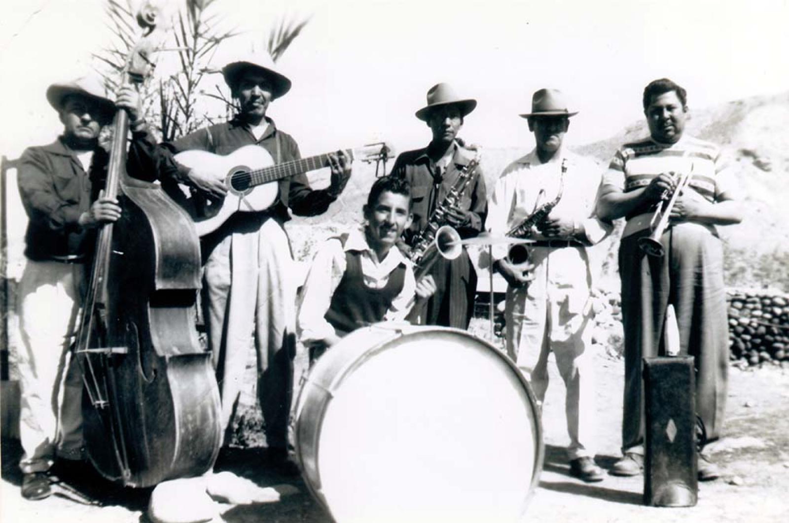 Hombres con instrumentos musicales.
