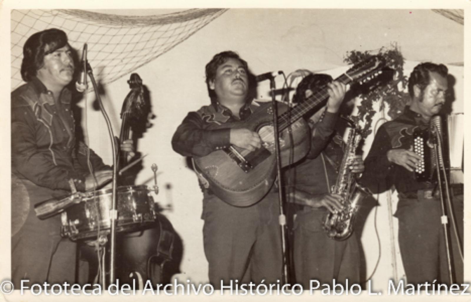 Hombres con instrumentos musicales