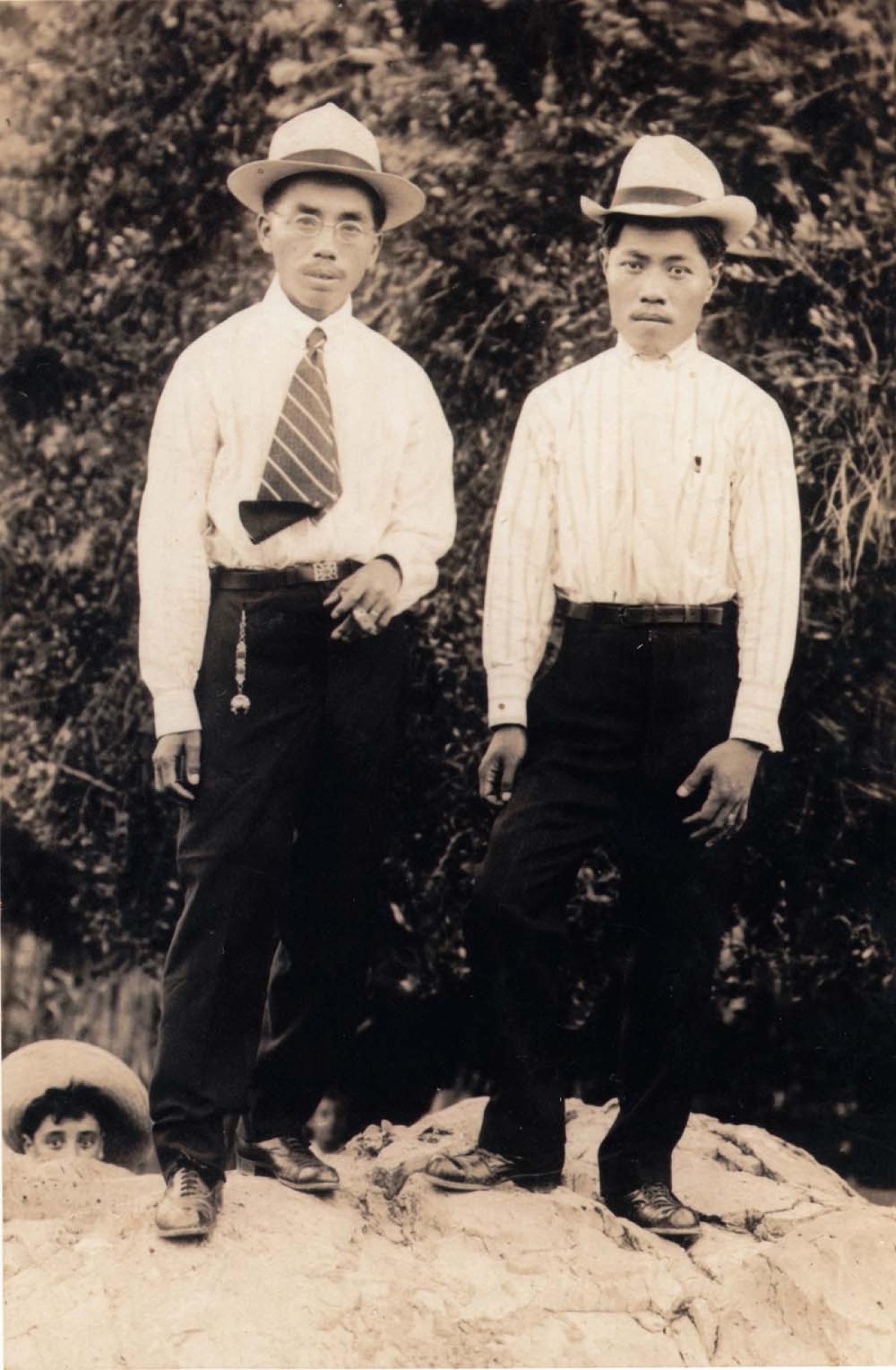 Hombres con sombrero, de pie sobre piedra.