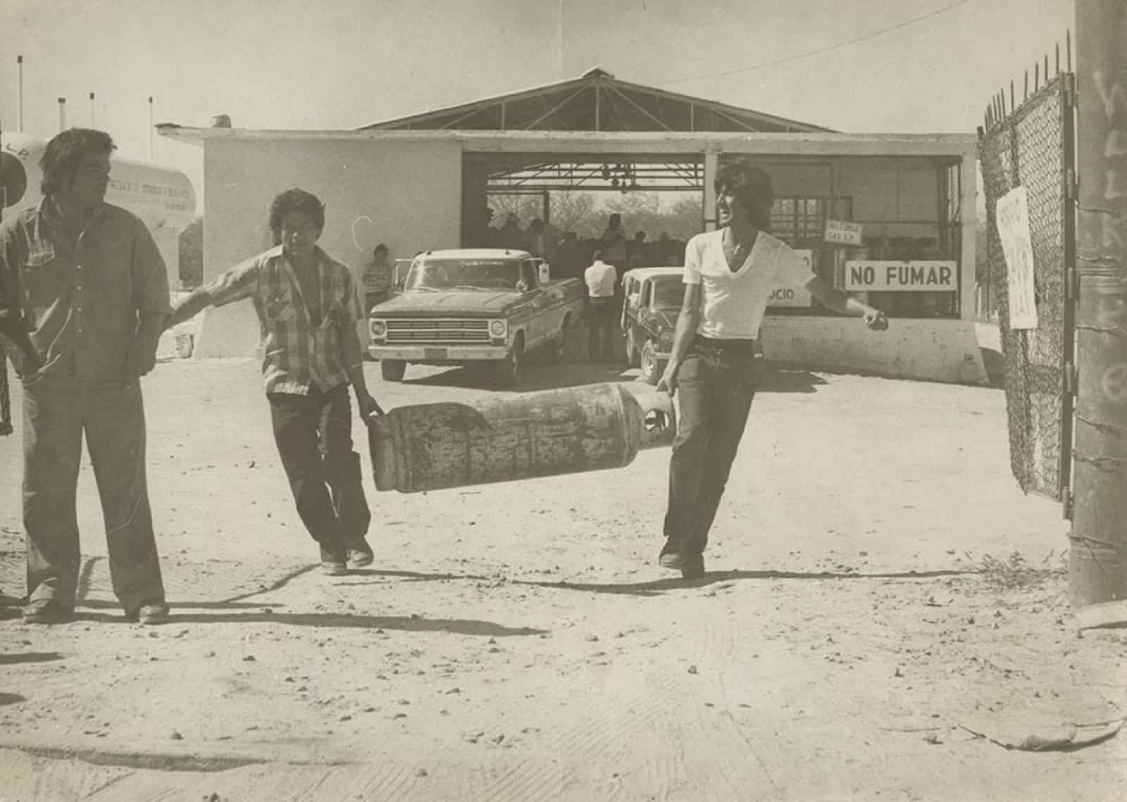 Hombres con tanque de gas.