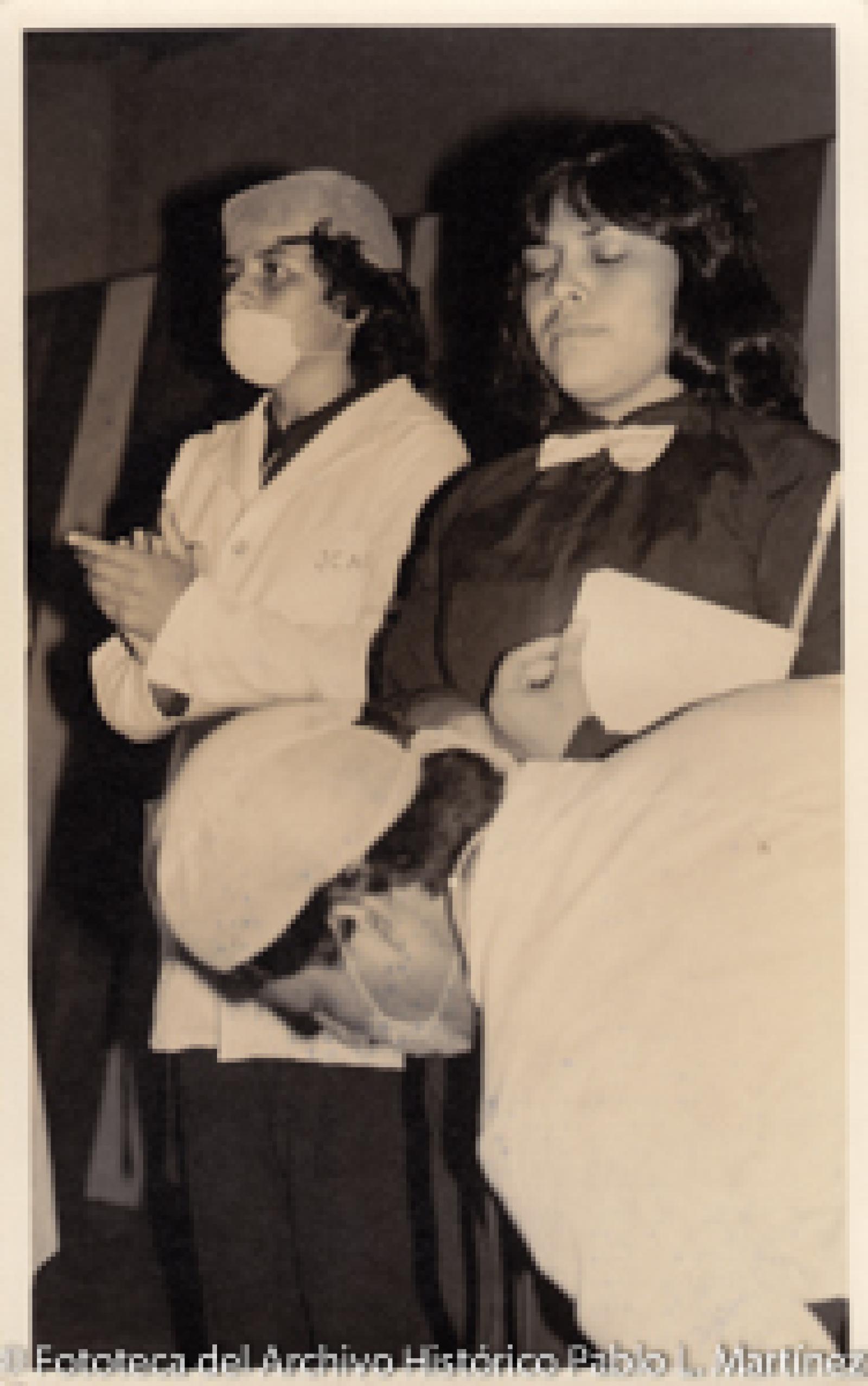 Hombres con uniforme médico y mujer