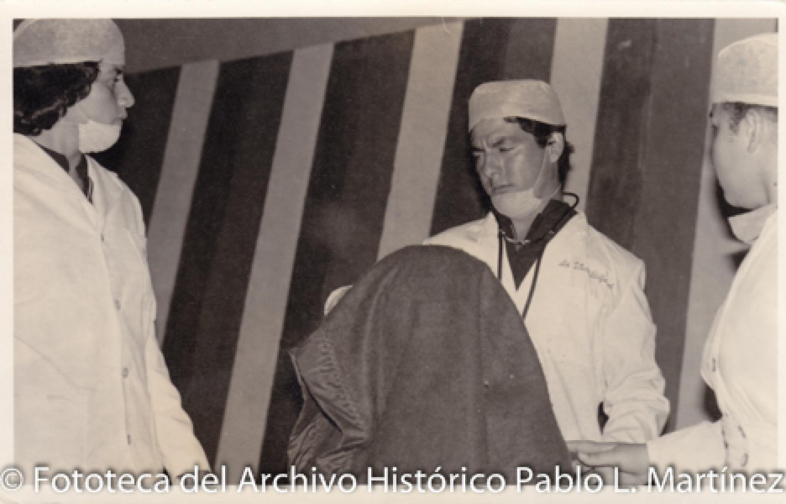 Hombres con uniforme médico