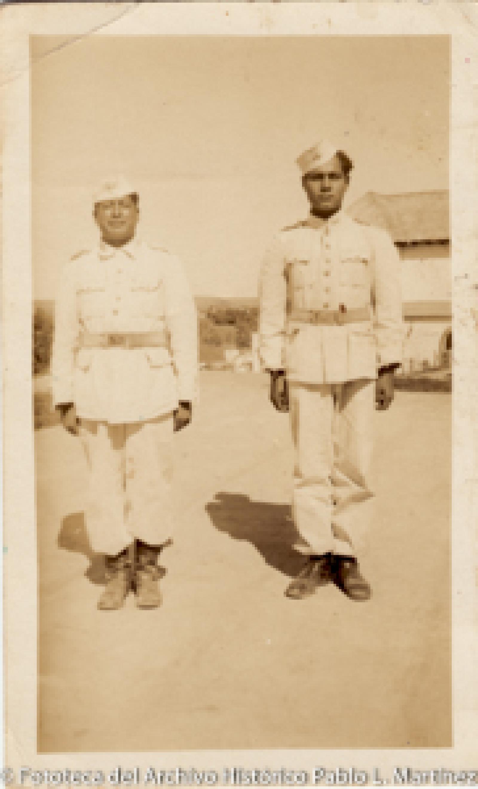 Hombres con uniforme militar.