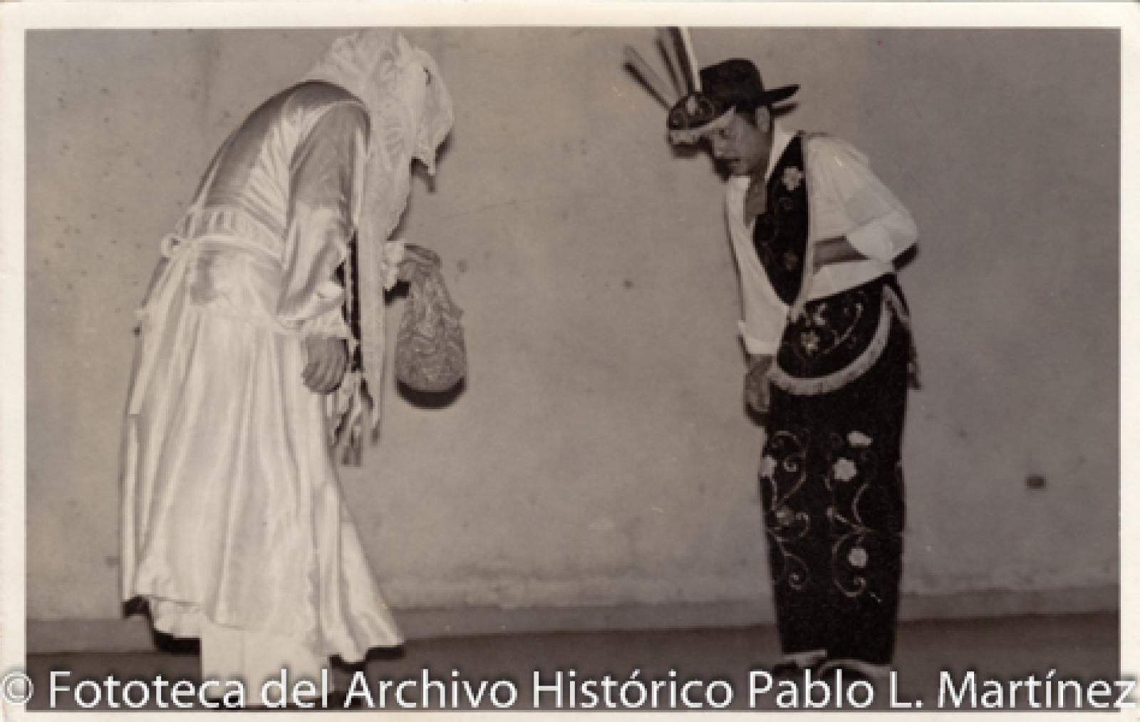 Hombres con vestuario artístico.
