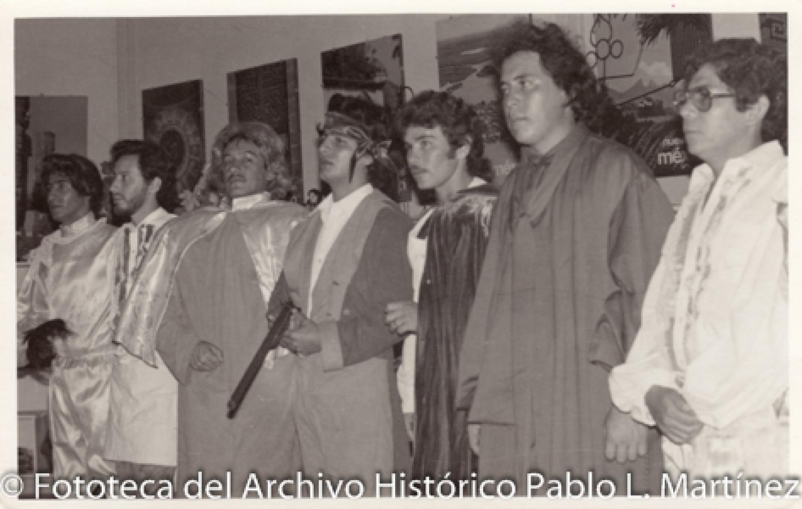 Hombres con vestuario de una obra de teatro