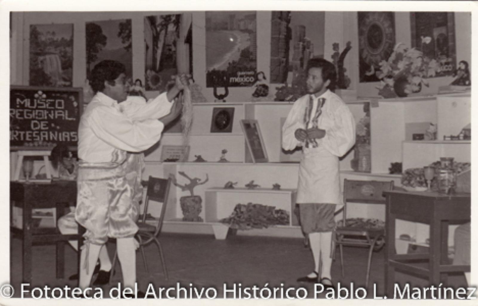 Hombres con vestuario teatral en museo regional de artesanías