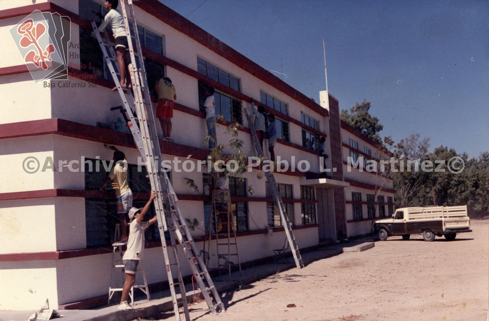 Hombres dan mantenimiento y limpieza a edificio del Seminario Diocesano de La Paz, Baja California Sur.
