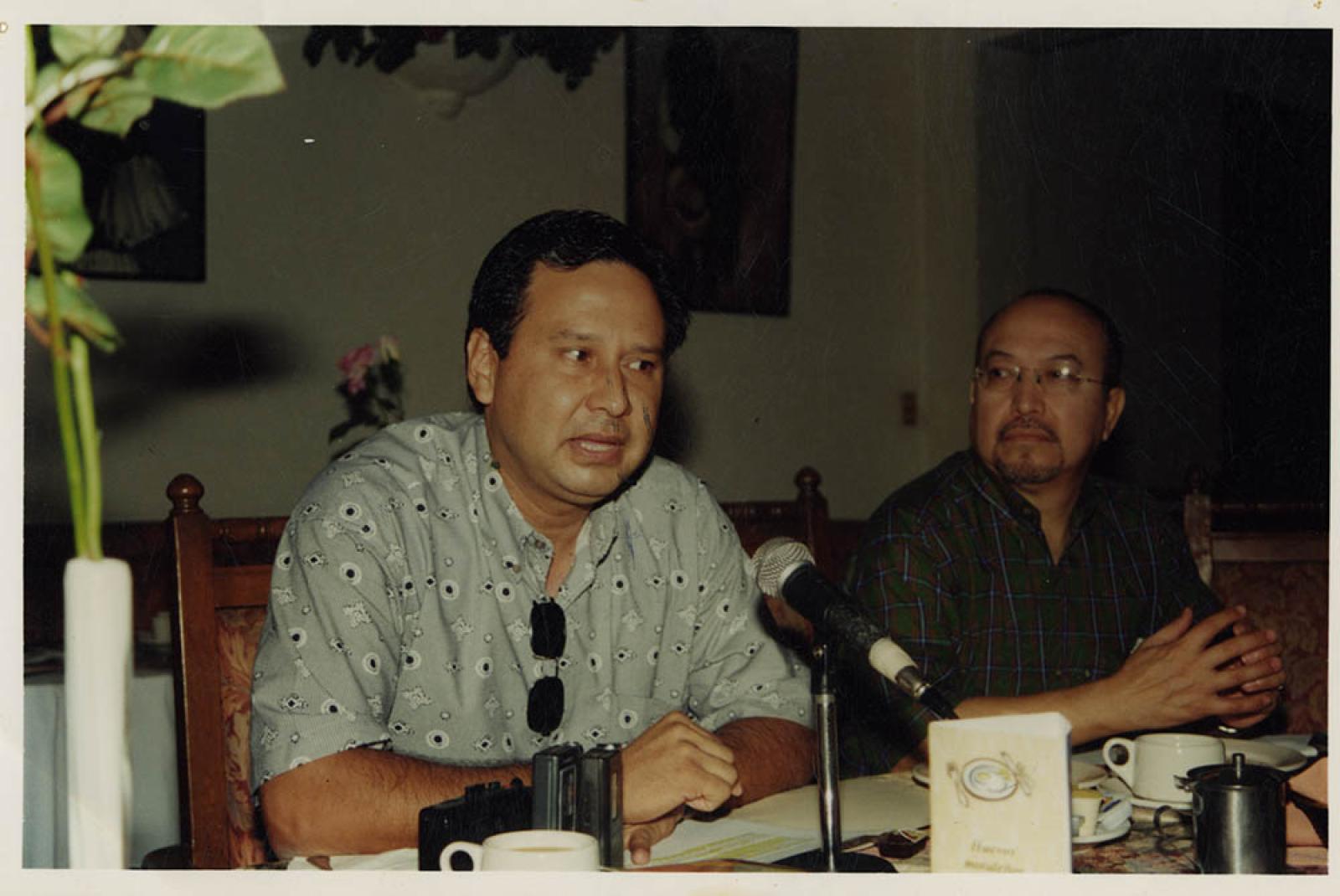 Hombres dando discurso, retrato.