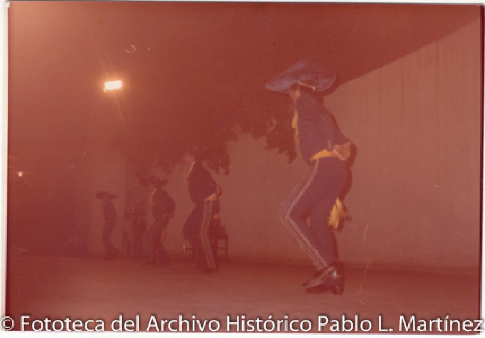 Hombres danzan vestidos de charro.