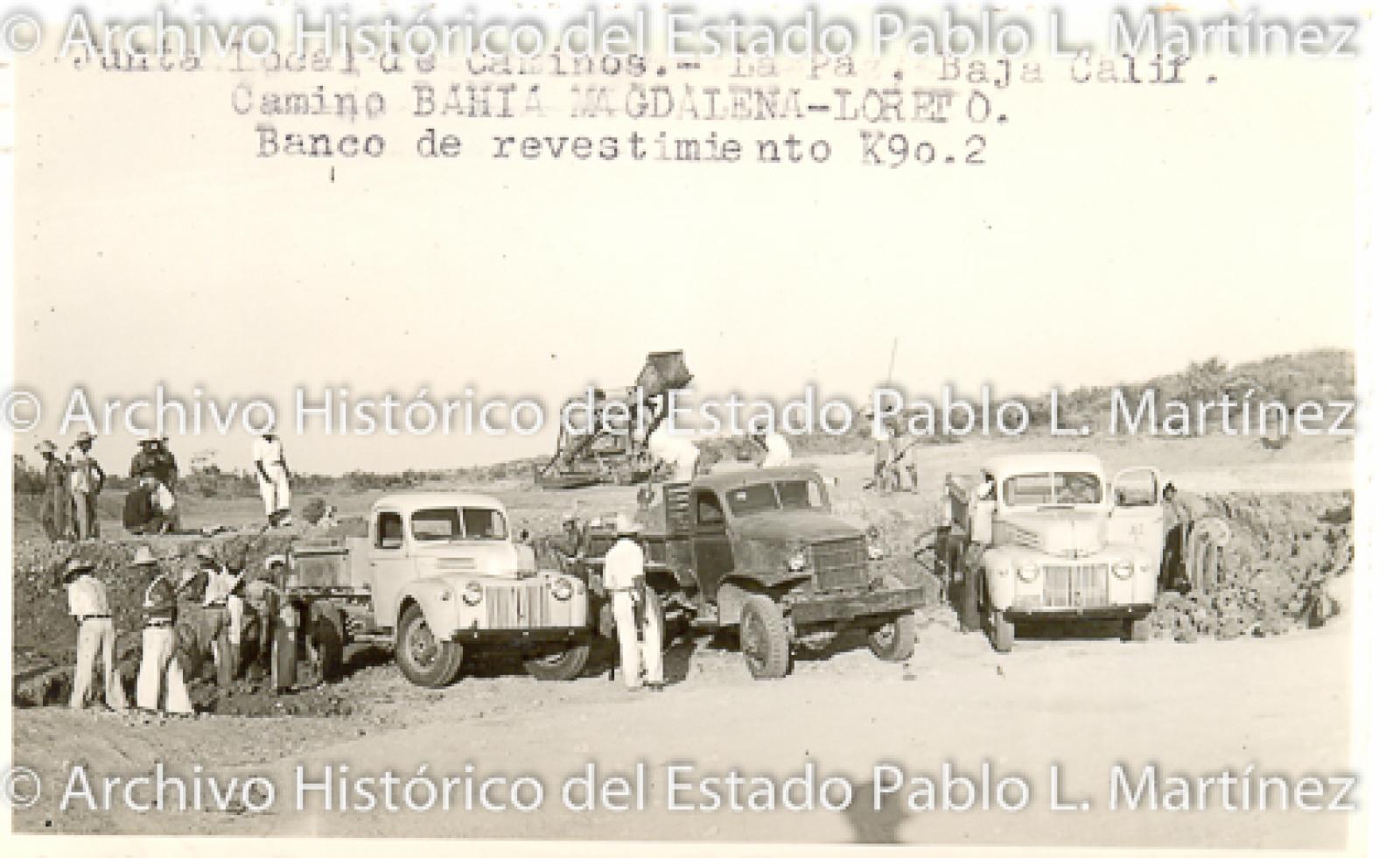 Hombres de la Junta Local de Caminos trabajan en construcción del camino "Bahía Magdalena - Loreto".