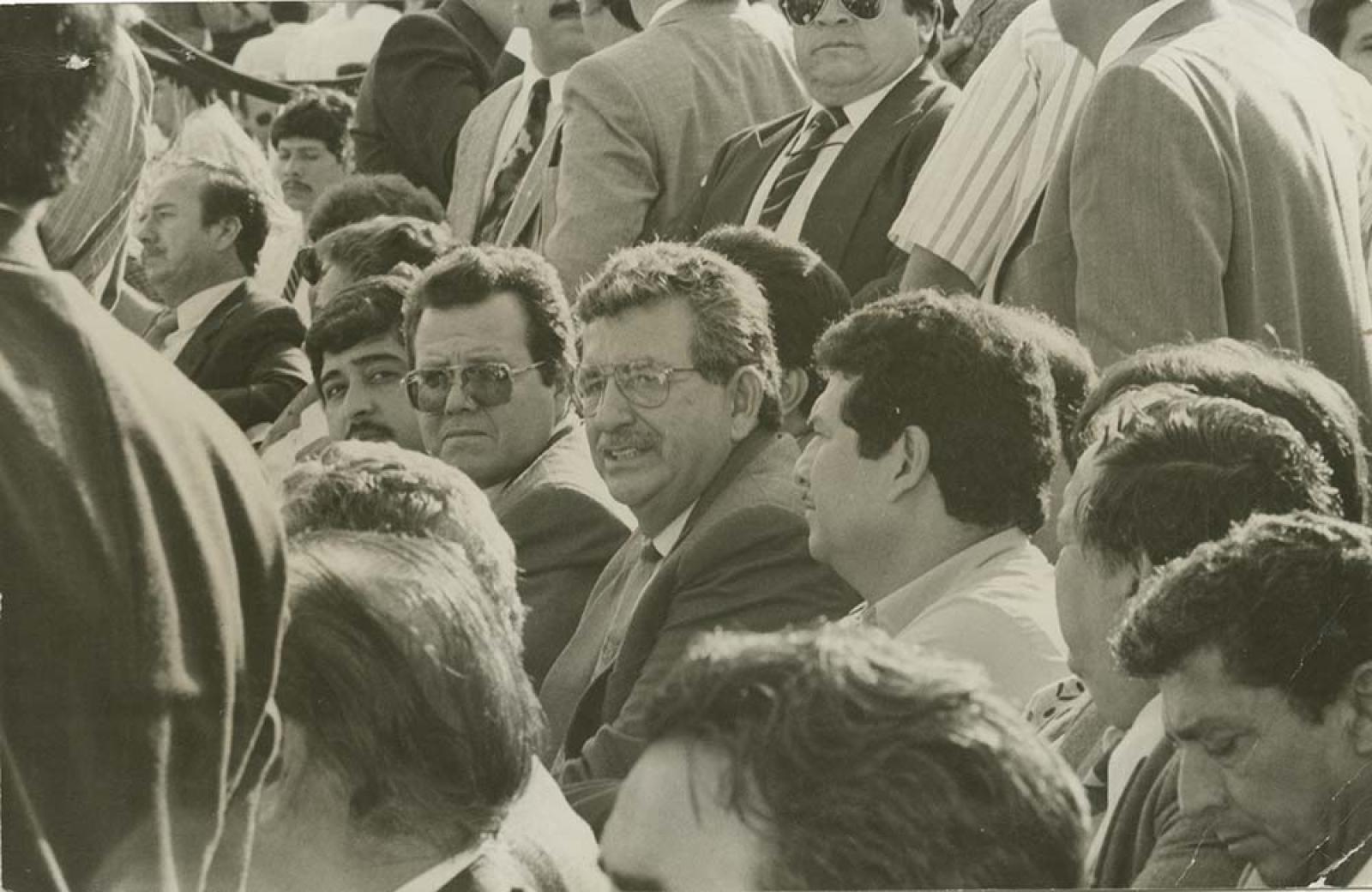 Hombres en acto público.