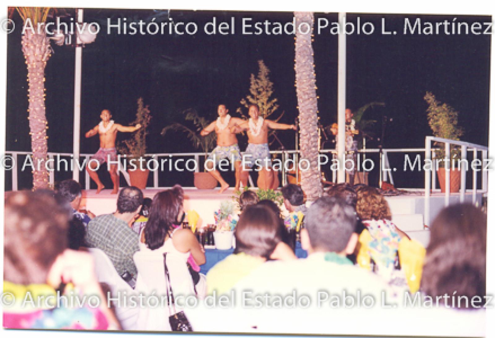 Hombres en baile hawaiano.