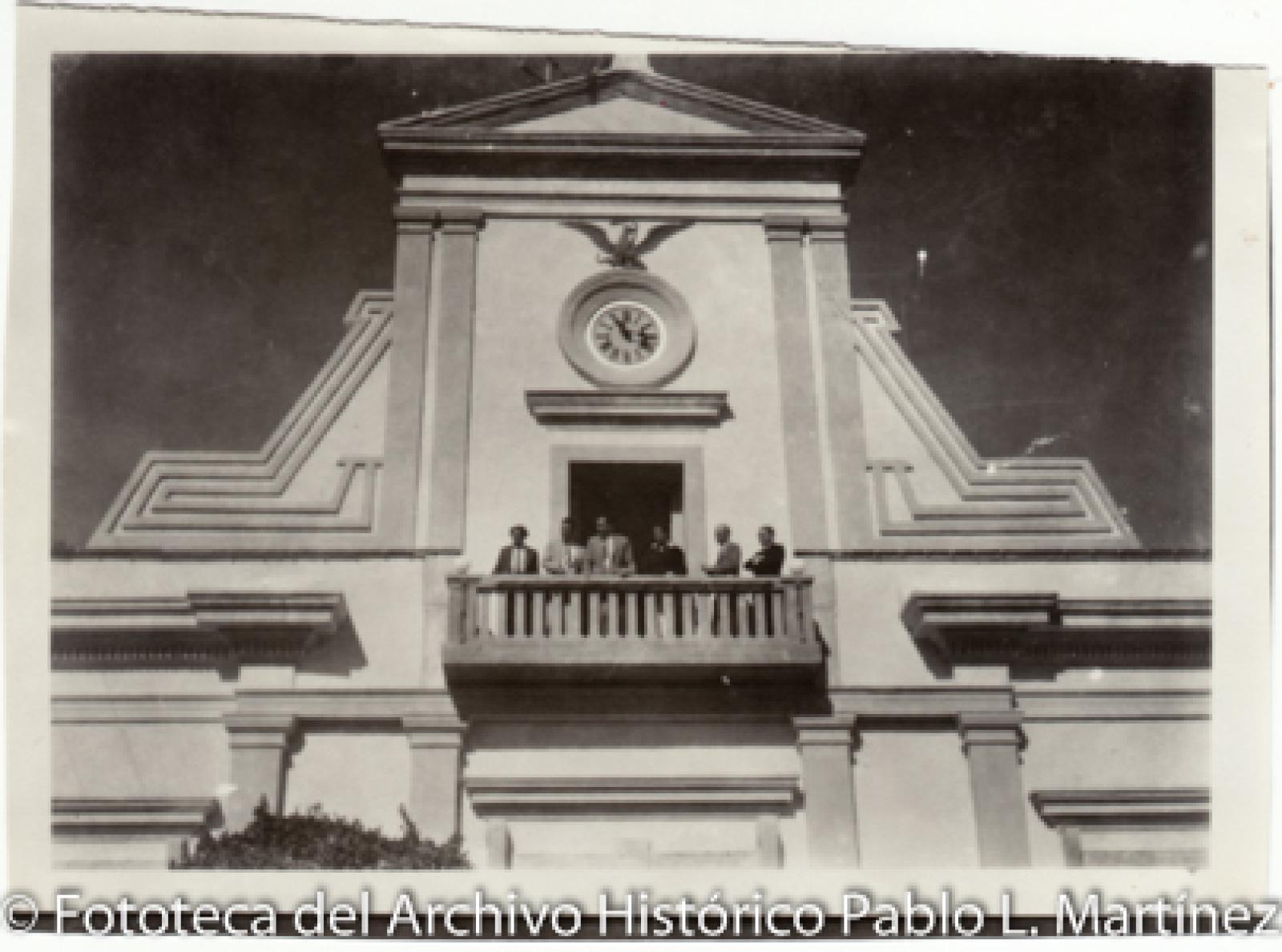 Hombres en balcón de la Antigua Casa de Gobierno.