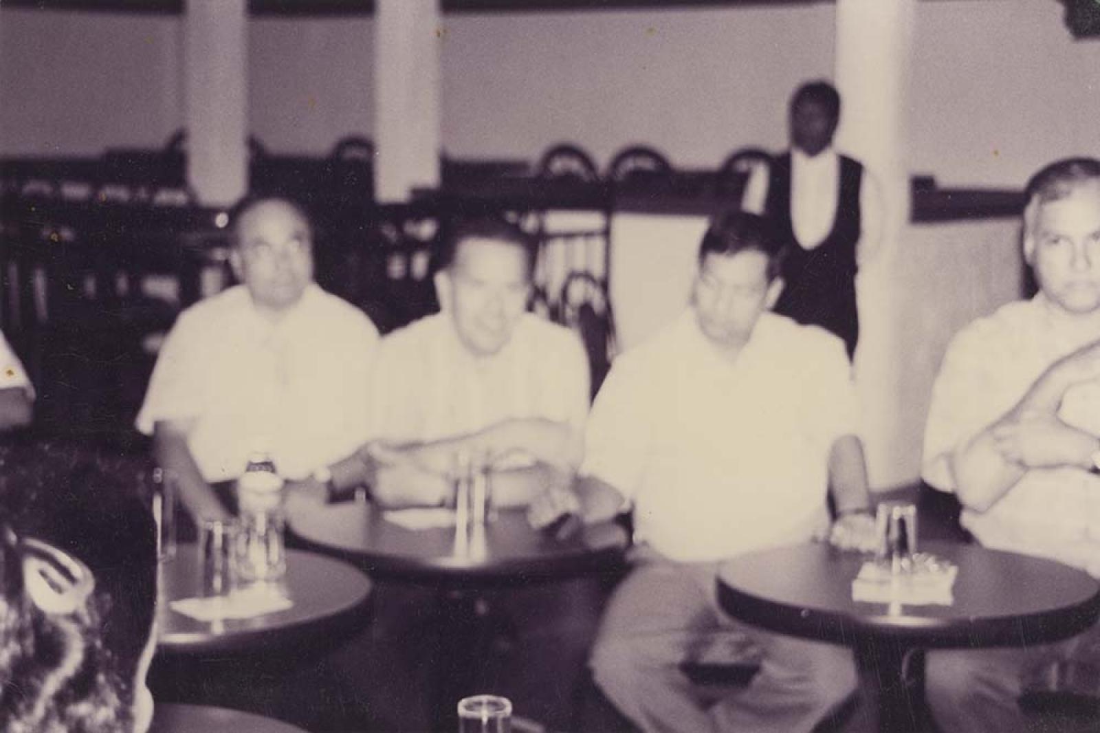 Hombres, en bar.