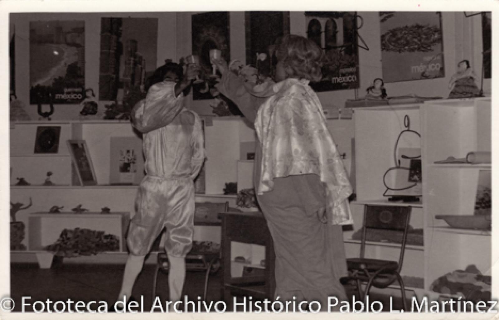 Hombres en brindis con vestuario teatral