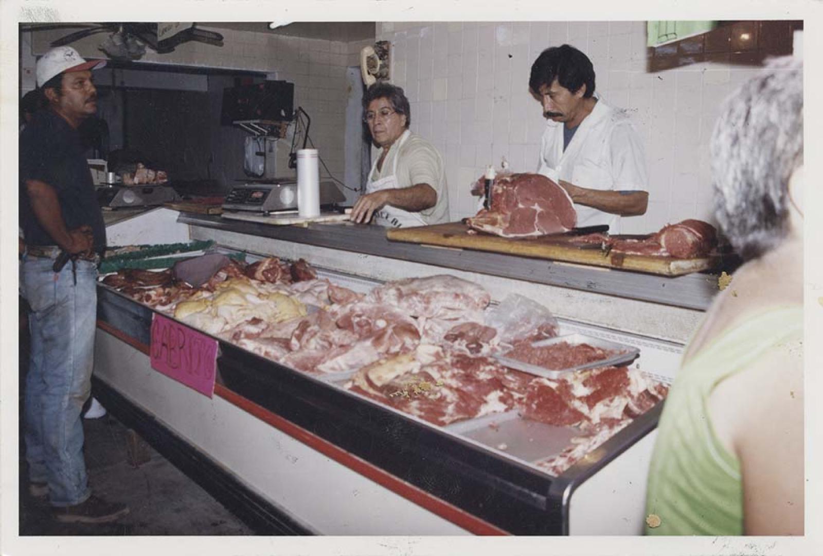 Hombres en carnicería.