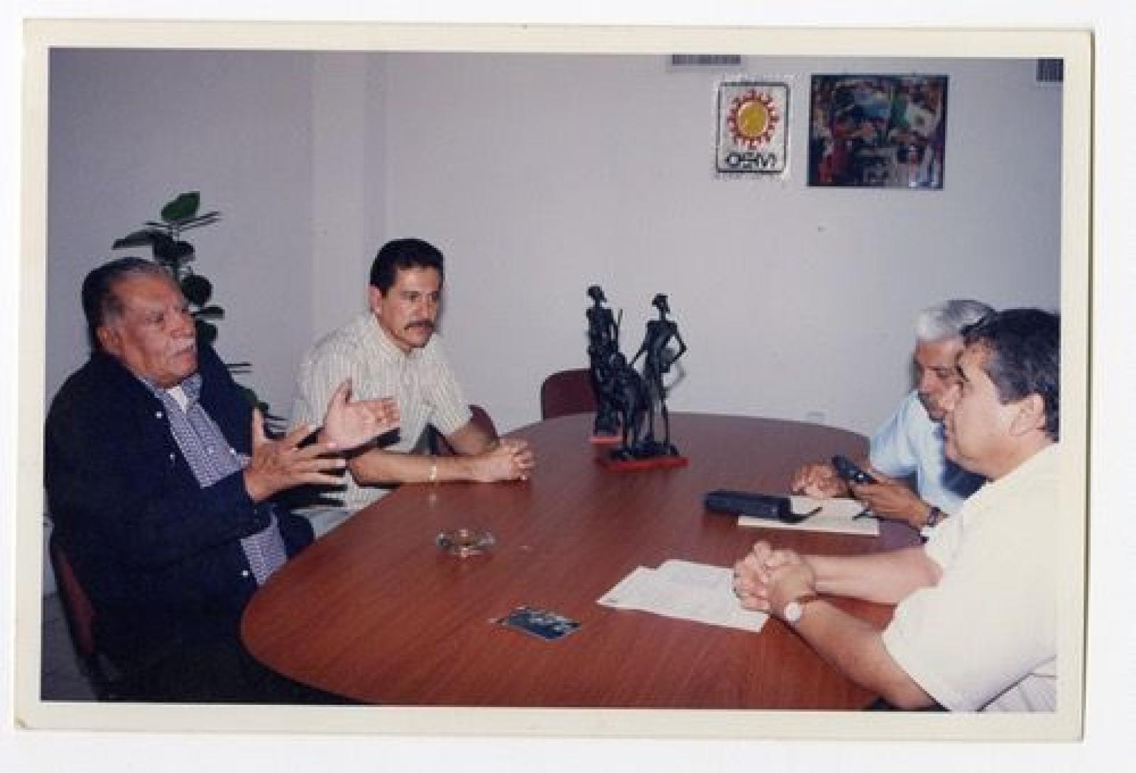 Hombres en conferencias.