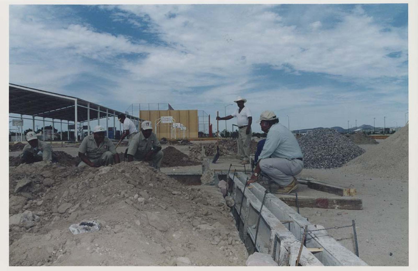 Hombres en construcción, retrato de grupo.