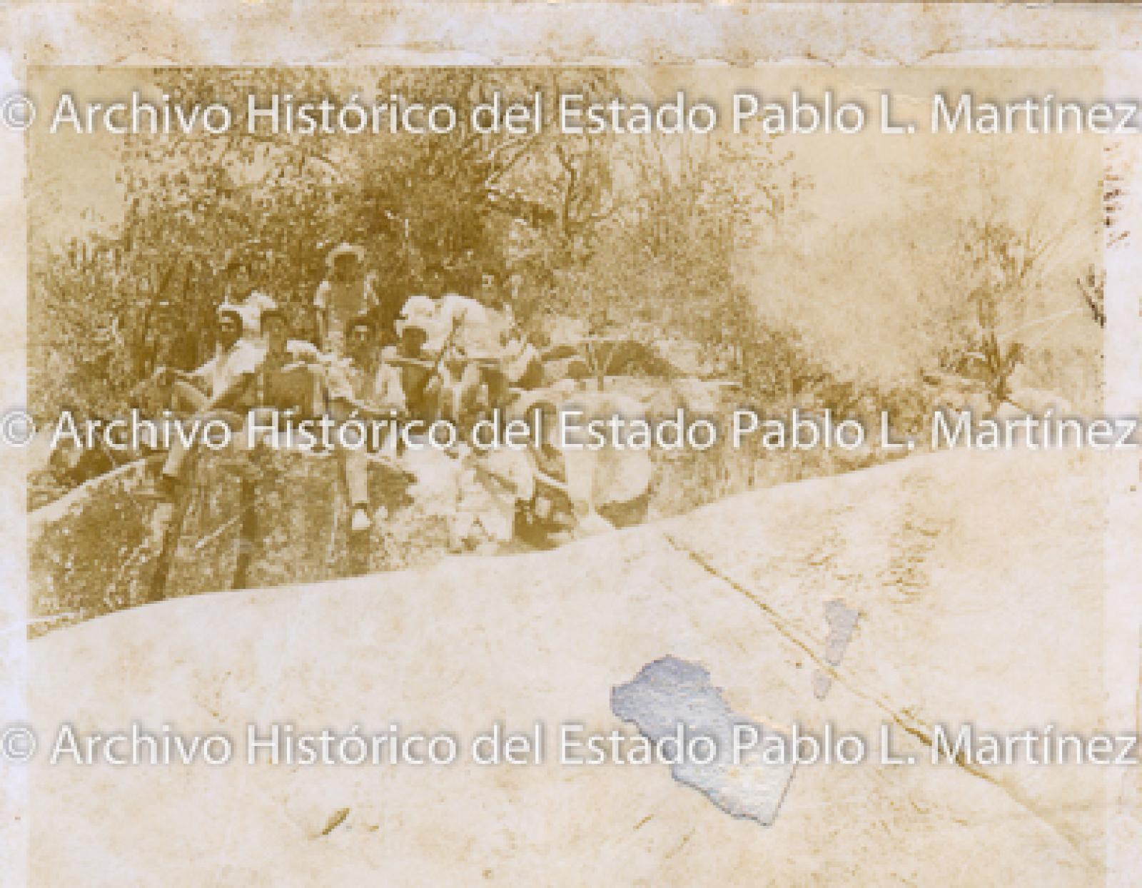Hombres en el campo, retrato de grupo.
