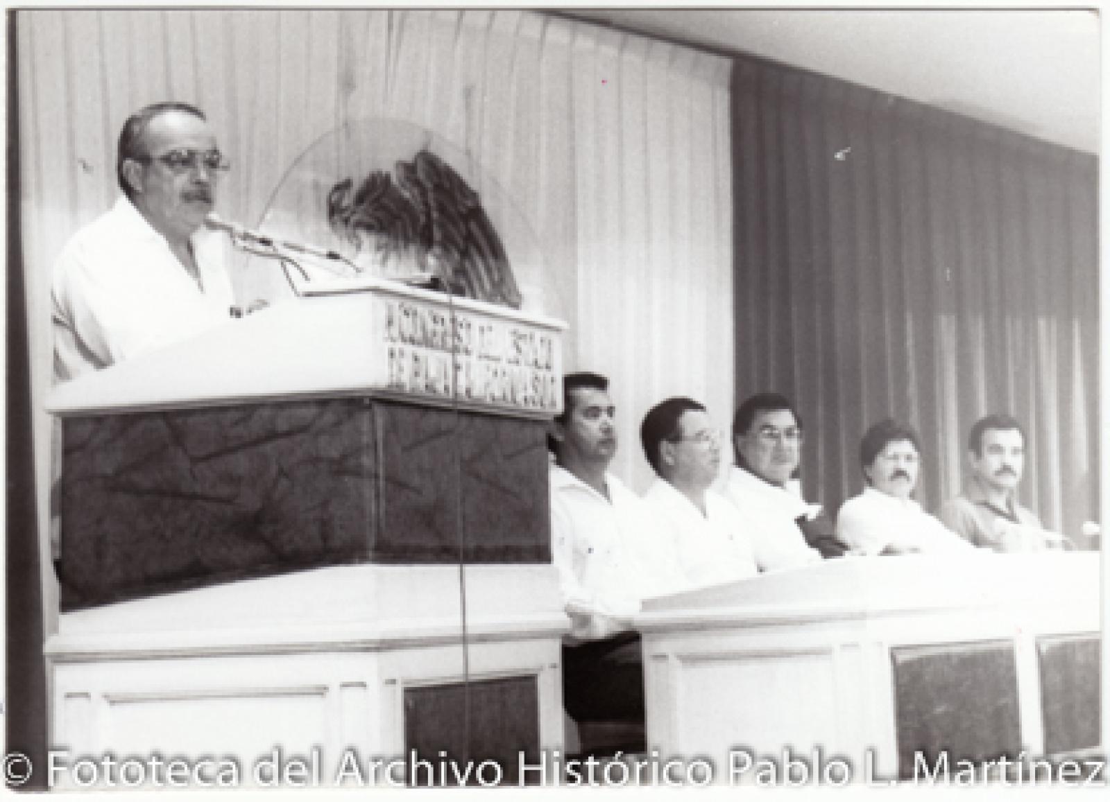 Hombres en el H. Congreso del estado de Baja California Sur.