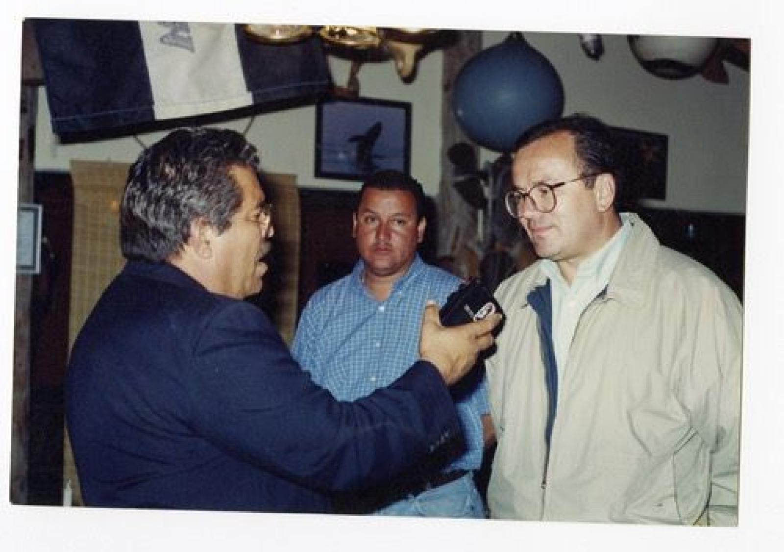 Hombres en entrevista.