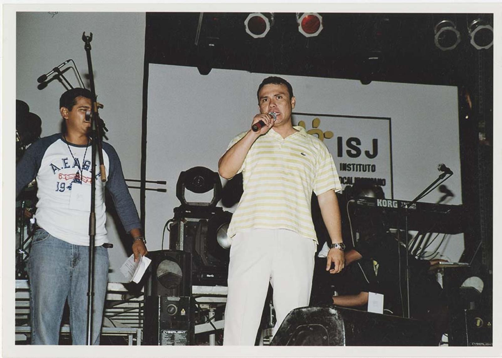 Hombres, en escenario.