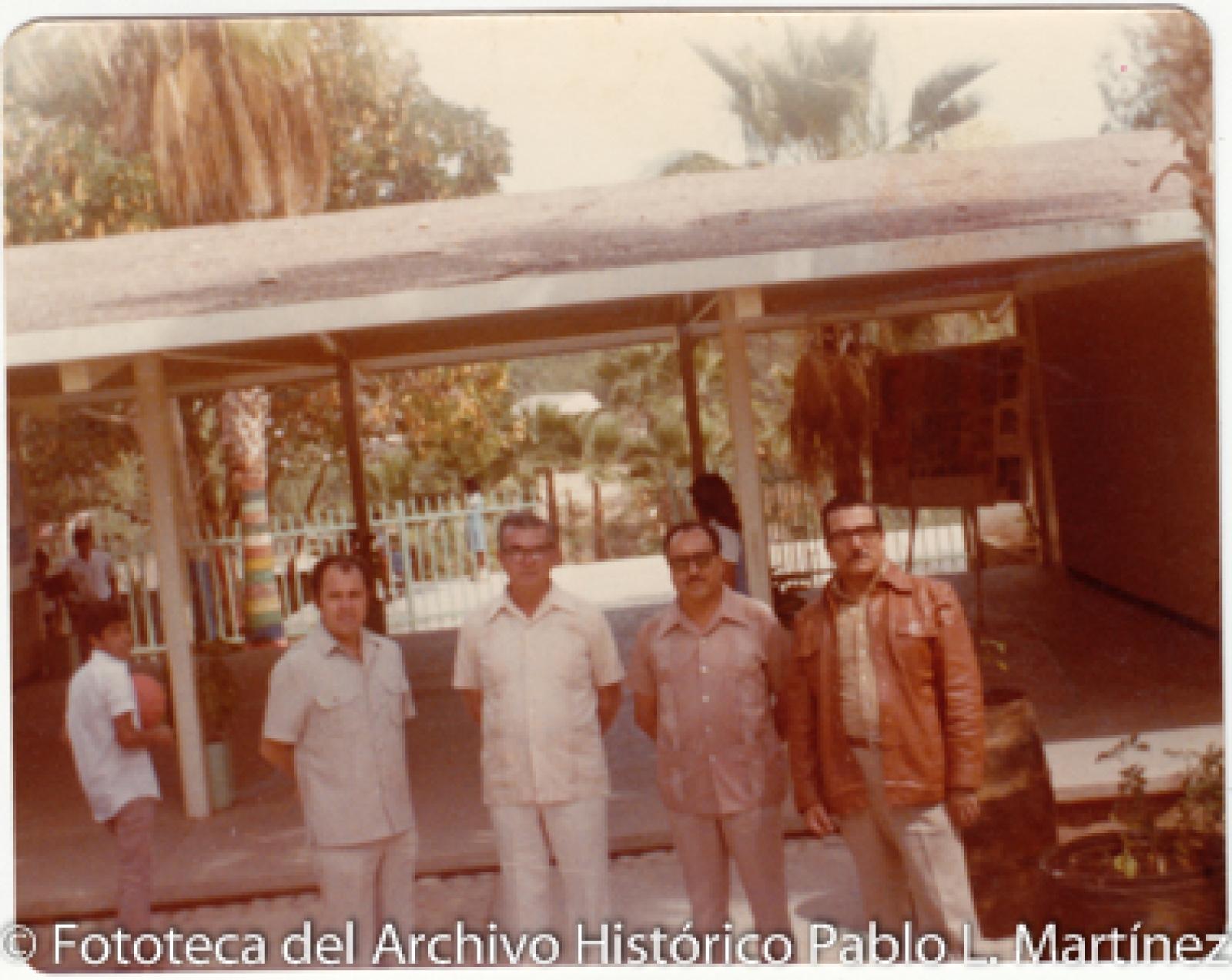 Hombres en escuela, retrato