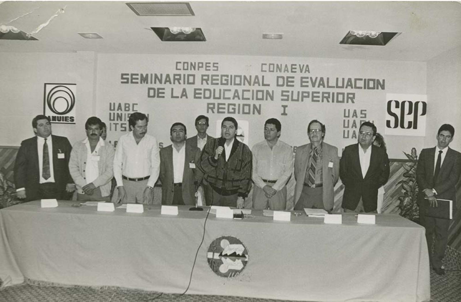 Hombres en evento de estudios profesionales.