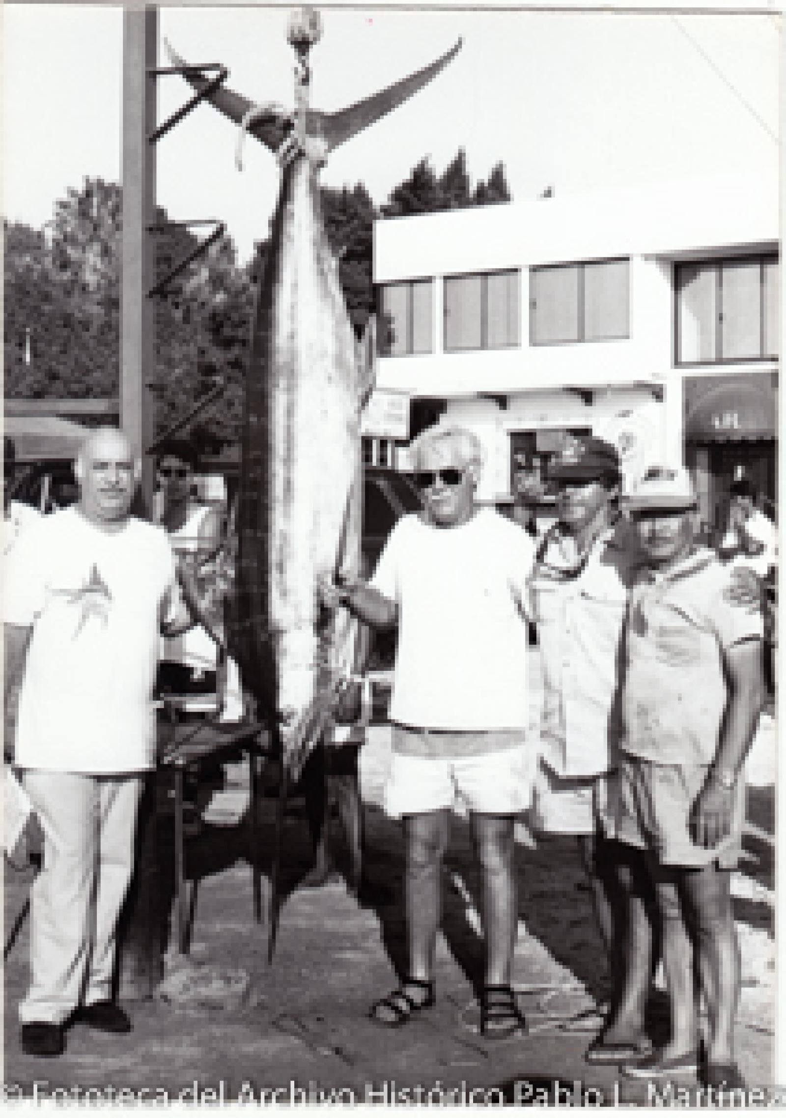 Hombres en evento de pesca.