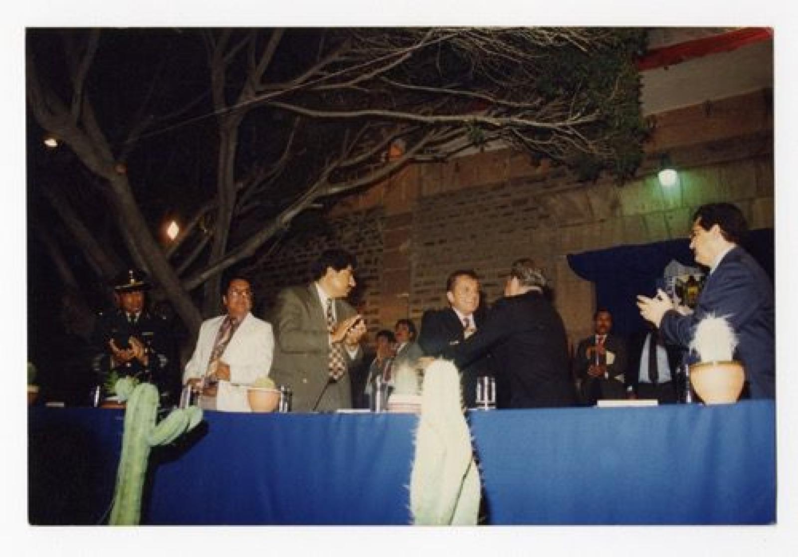 Hombres en evento oficial.
