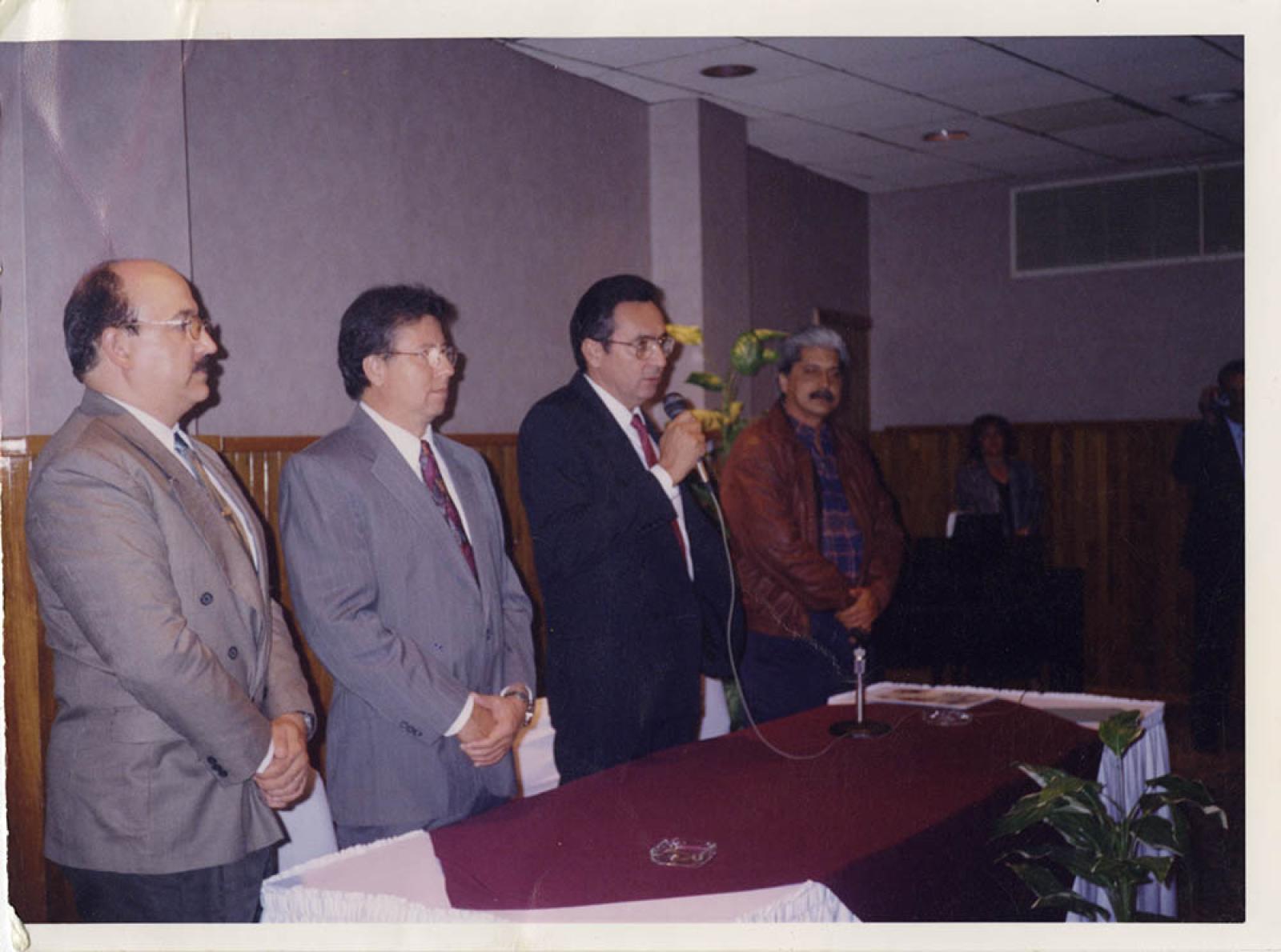 Hombres en evento, retrato de grupo.