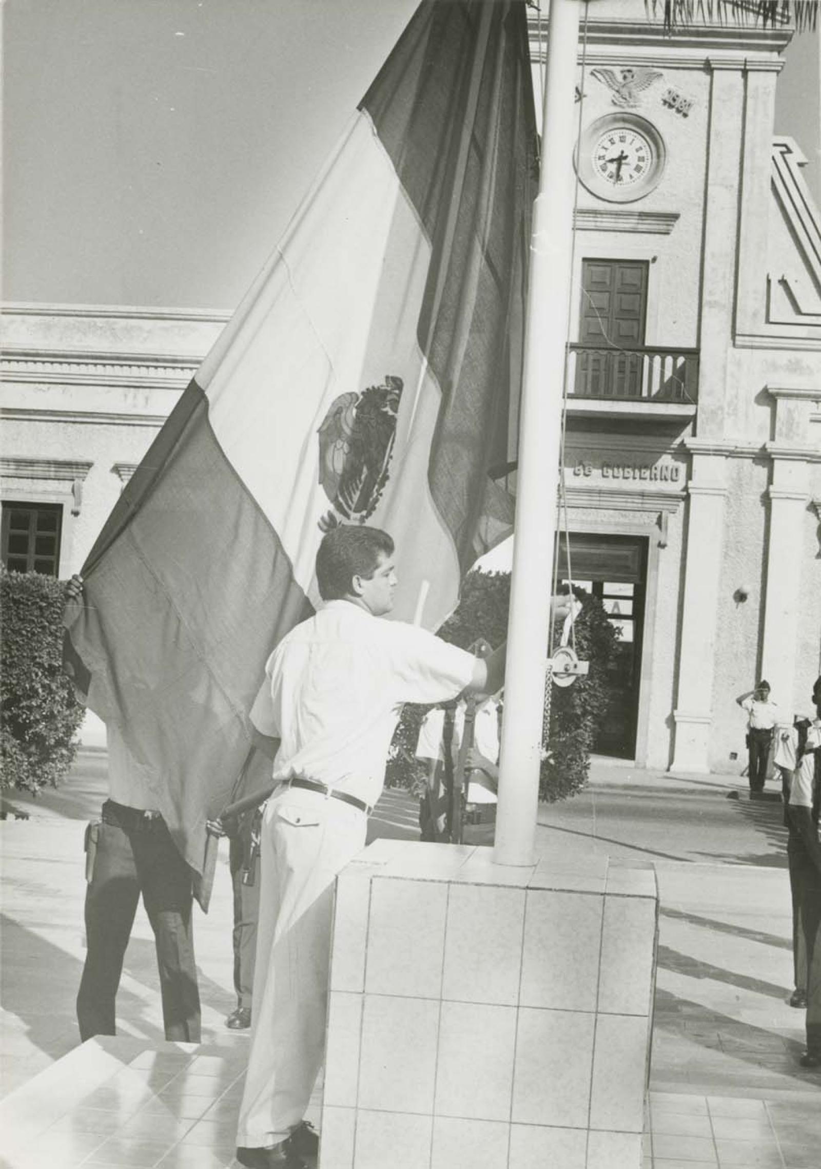 Hombres en honores a la bandera.