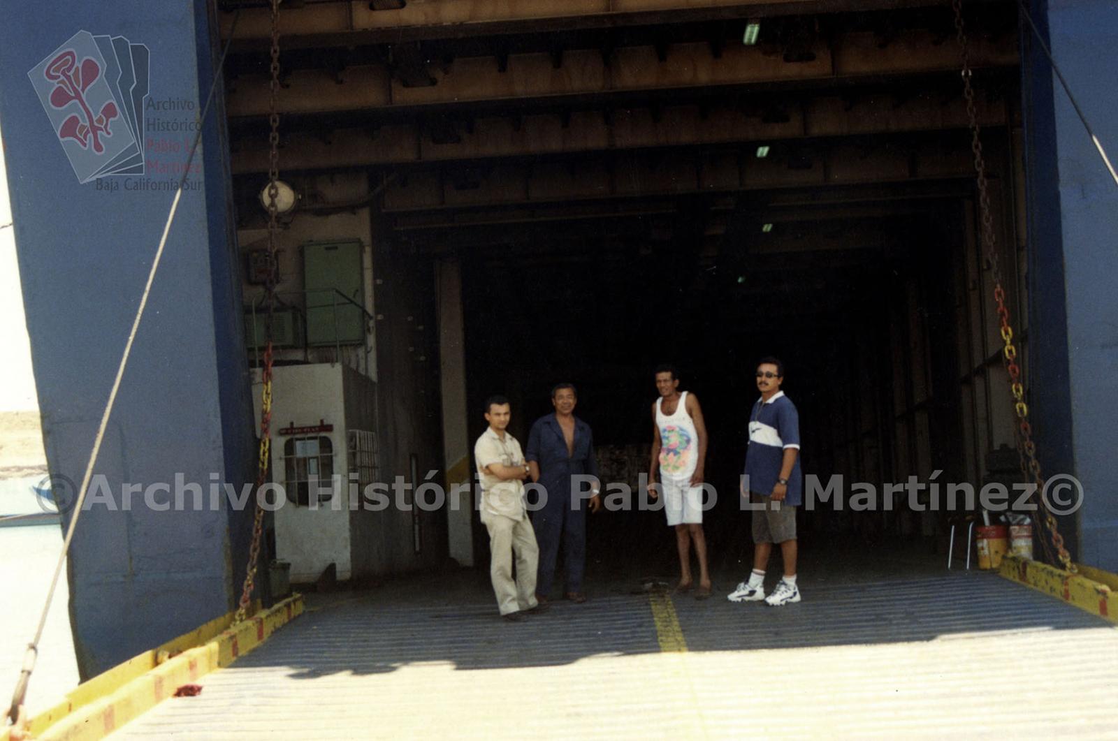 Hombres en la entrada a Baja Ferry, La Paz, Baja California Sur.