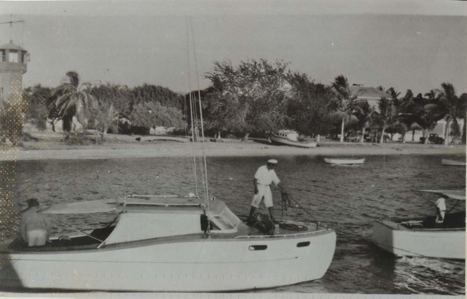 Hombres en lanchas frente a la bahía de La Paz,