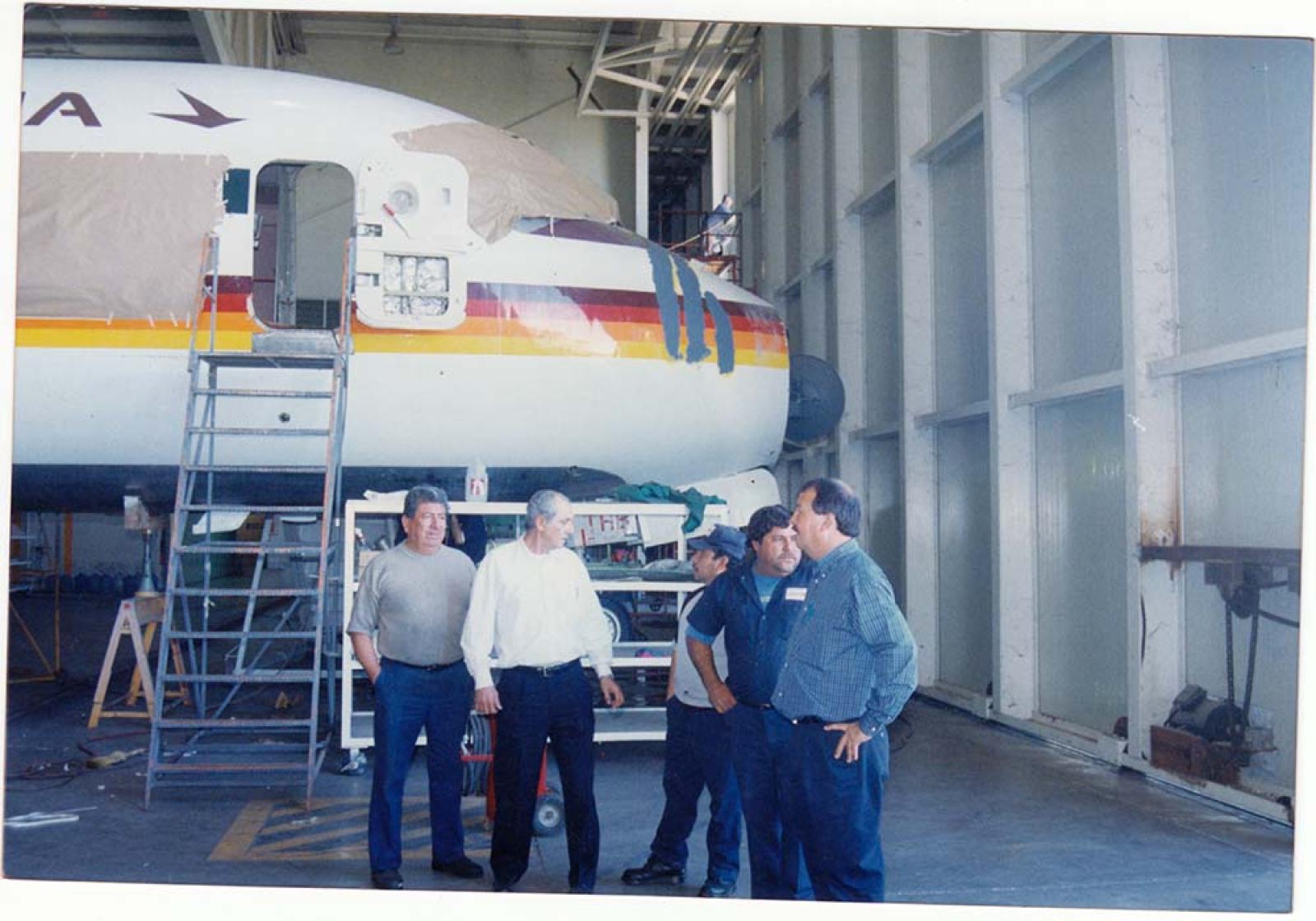 Hombres en mantenimiento de avión.
