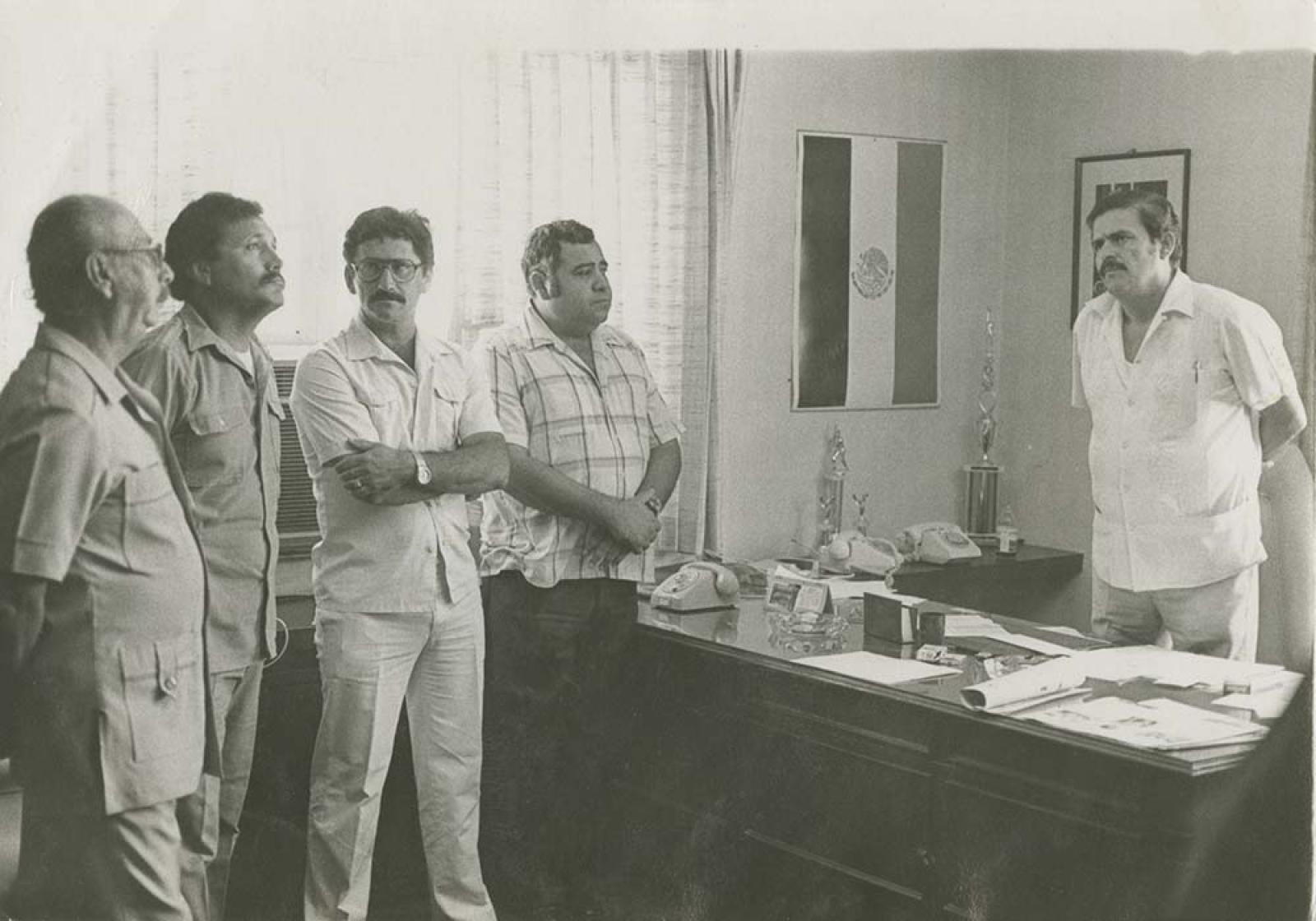 Hombres en oficina.