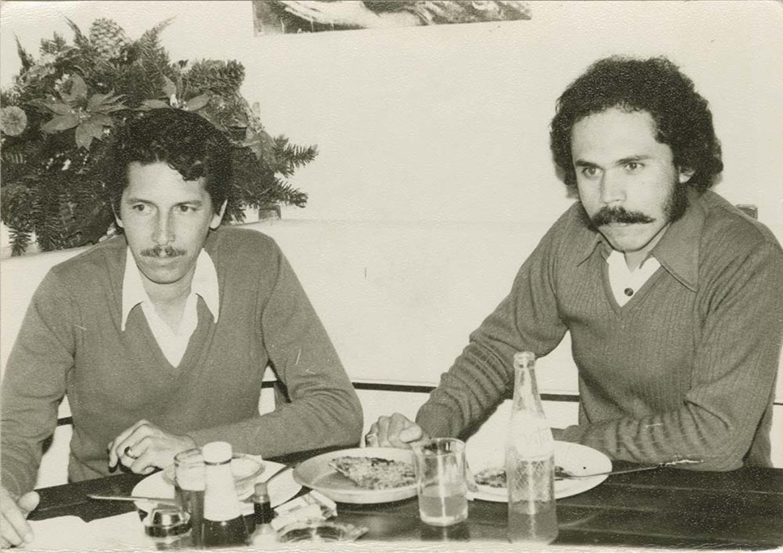 Hombres en pizzería.
