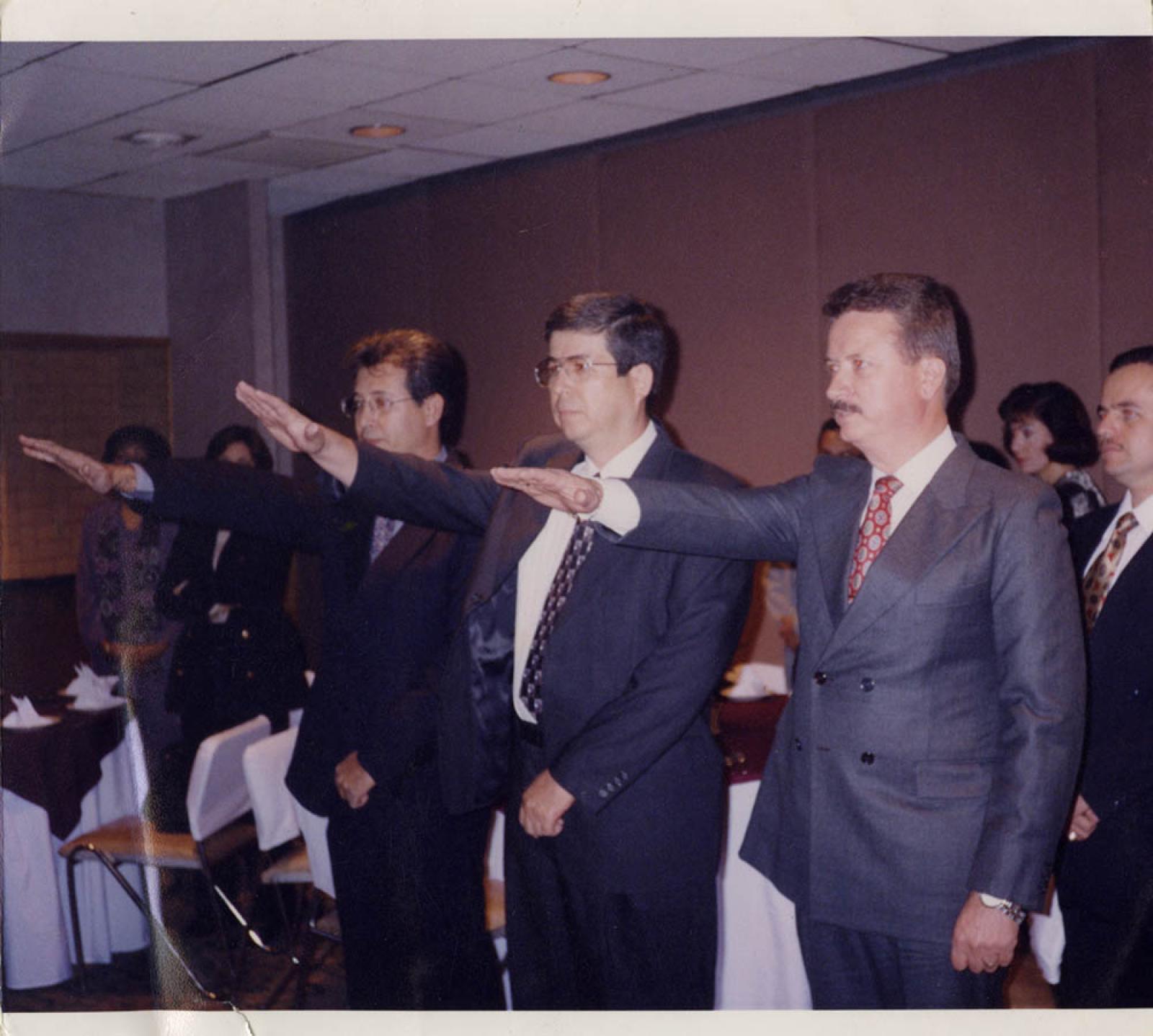 Hombres en posición de juramento, retrato de grupo.