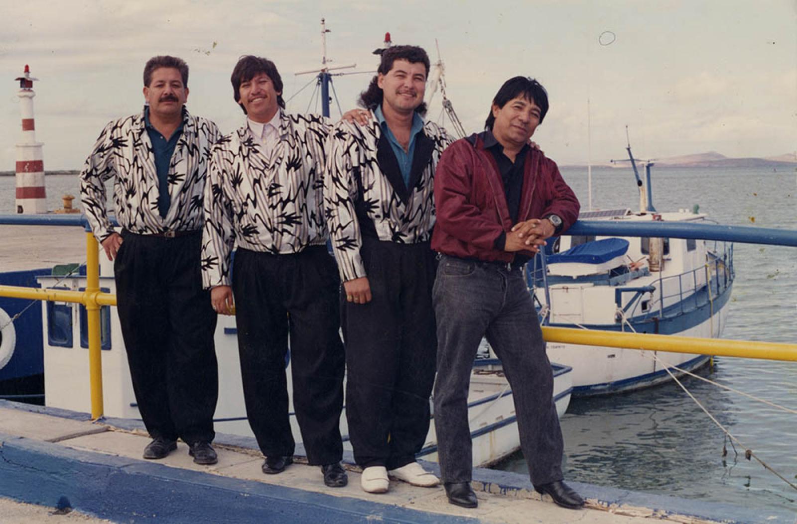 Hombres en puente fiscal, retrato.
