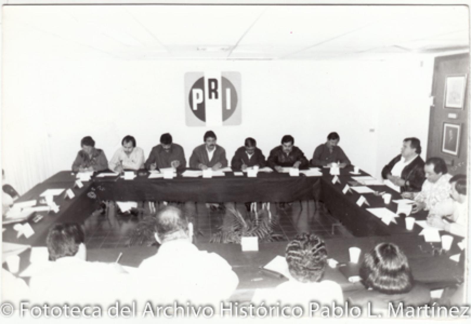 Hombres en reunión.