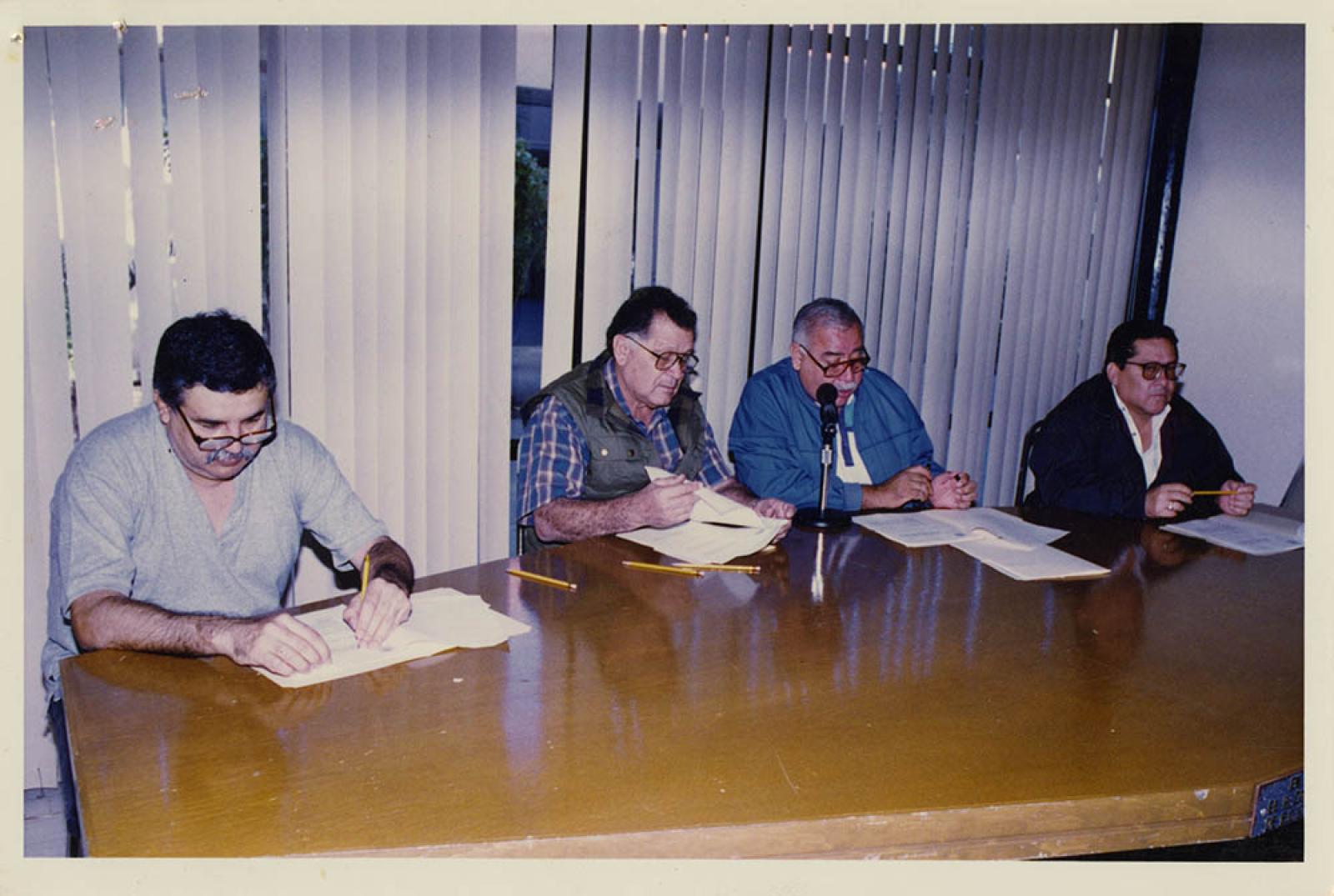 Hombres en reunión de trabajo.