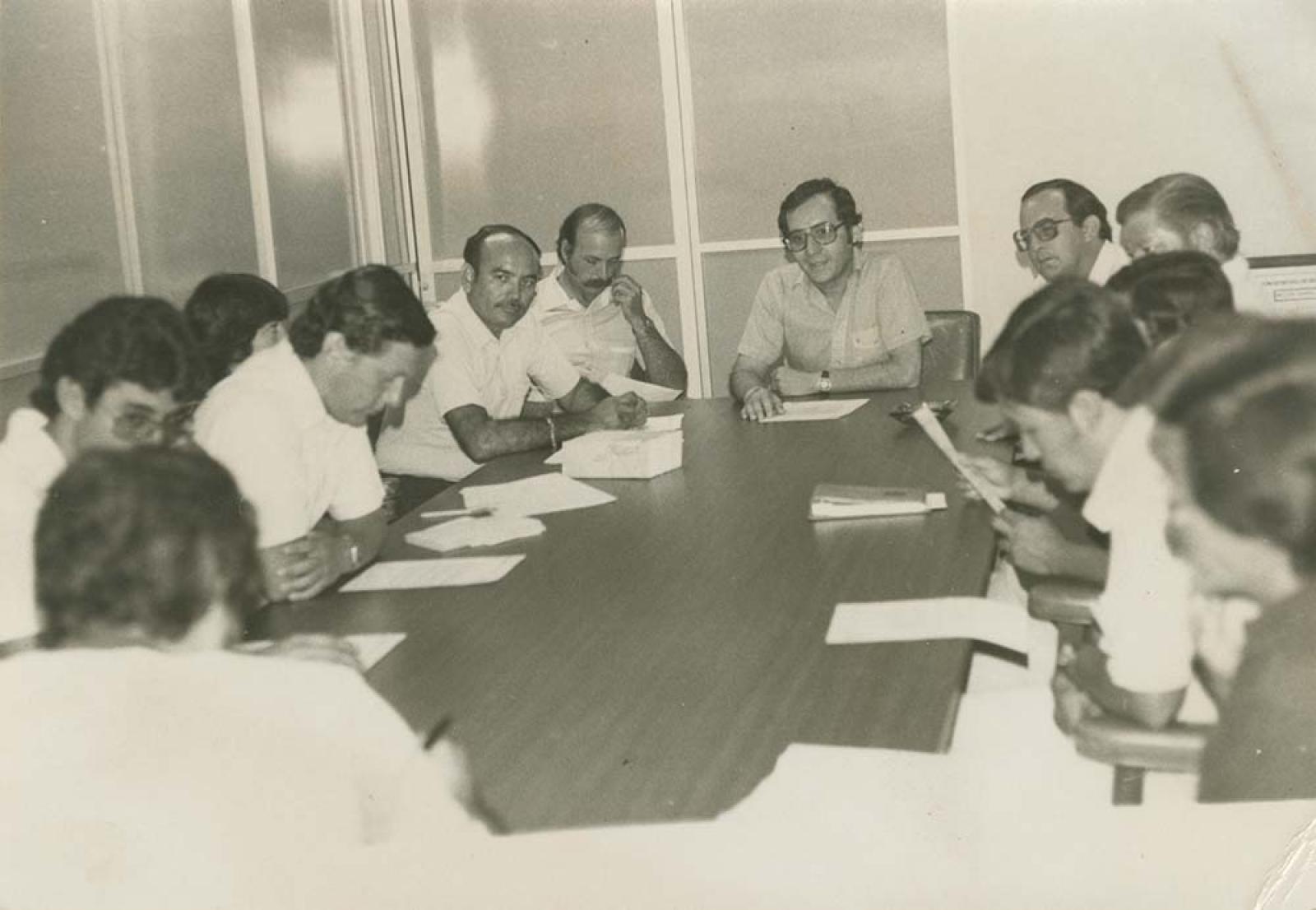Hombres en reunión de trabajo.