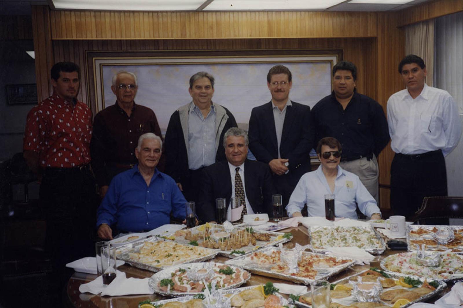 Hombres en reunión social.