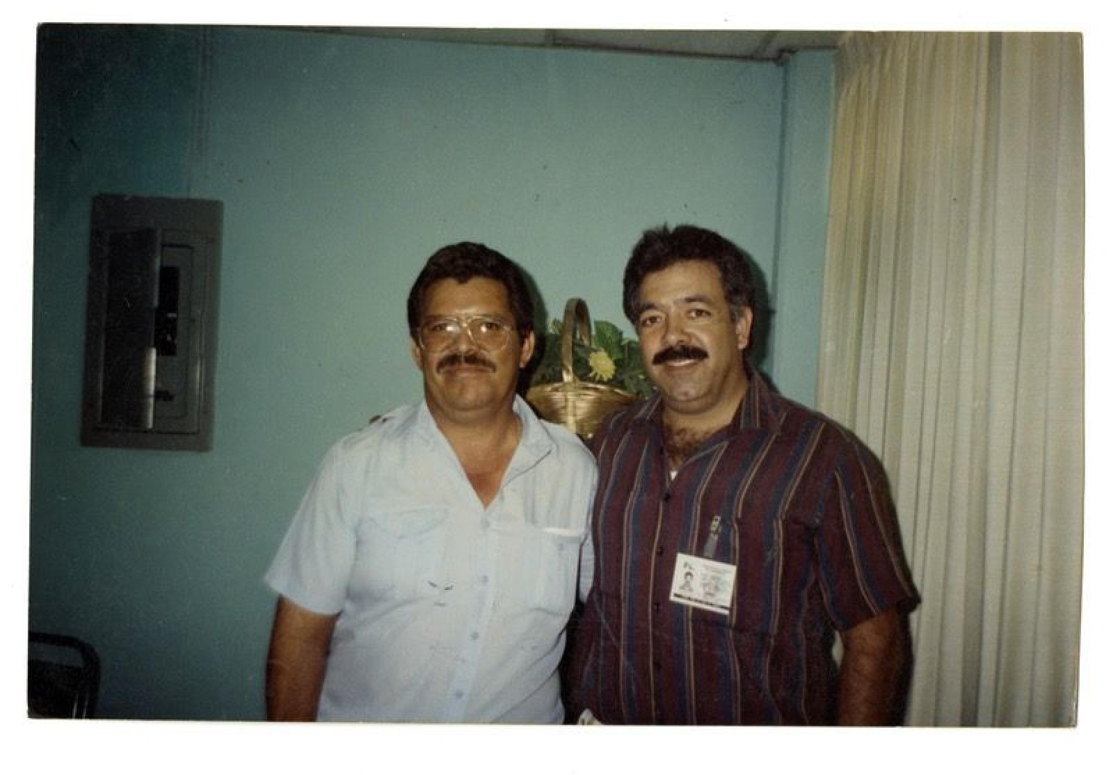 Hombres en salón, retrato.
