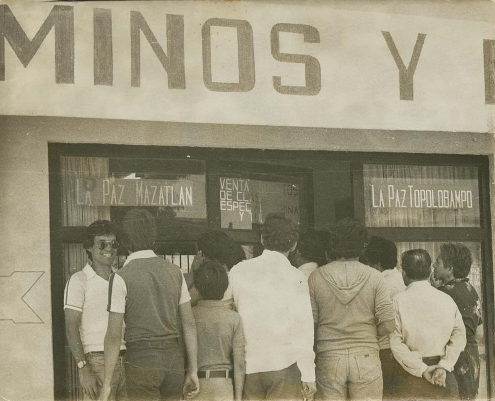 Hombres en taquilla.